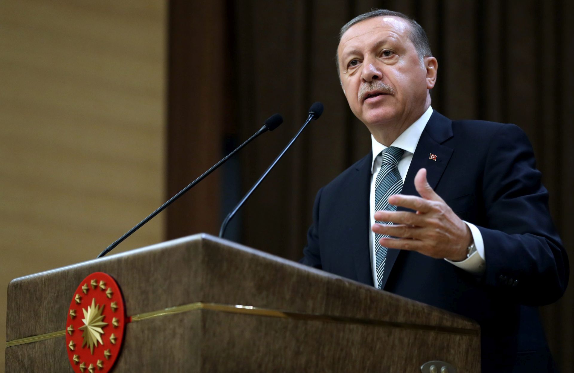 epa05289567 A handout picture provided by the Turkish Presidential Press office shows Turkish President Recep Tayyip Erdogan speaking to mukhtars, at the Presidential Palace in Ankara, Turkey, 04 May 2016. Mukhtars are the heads of local government in Turkey.  EPA/TURKISH PRESIDENTIAL PRESS OFFICE / HANDOUT  HANDOUT EDITORIAL USE ONLY/NO SALES