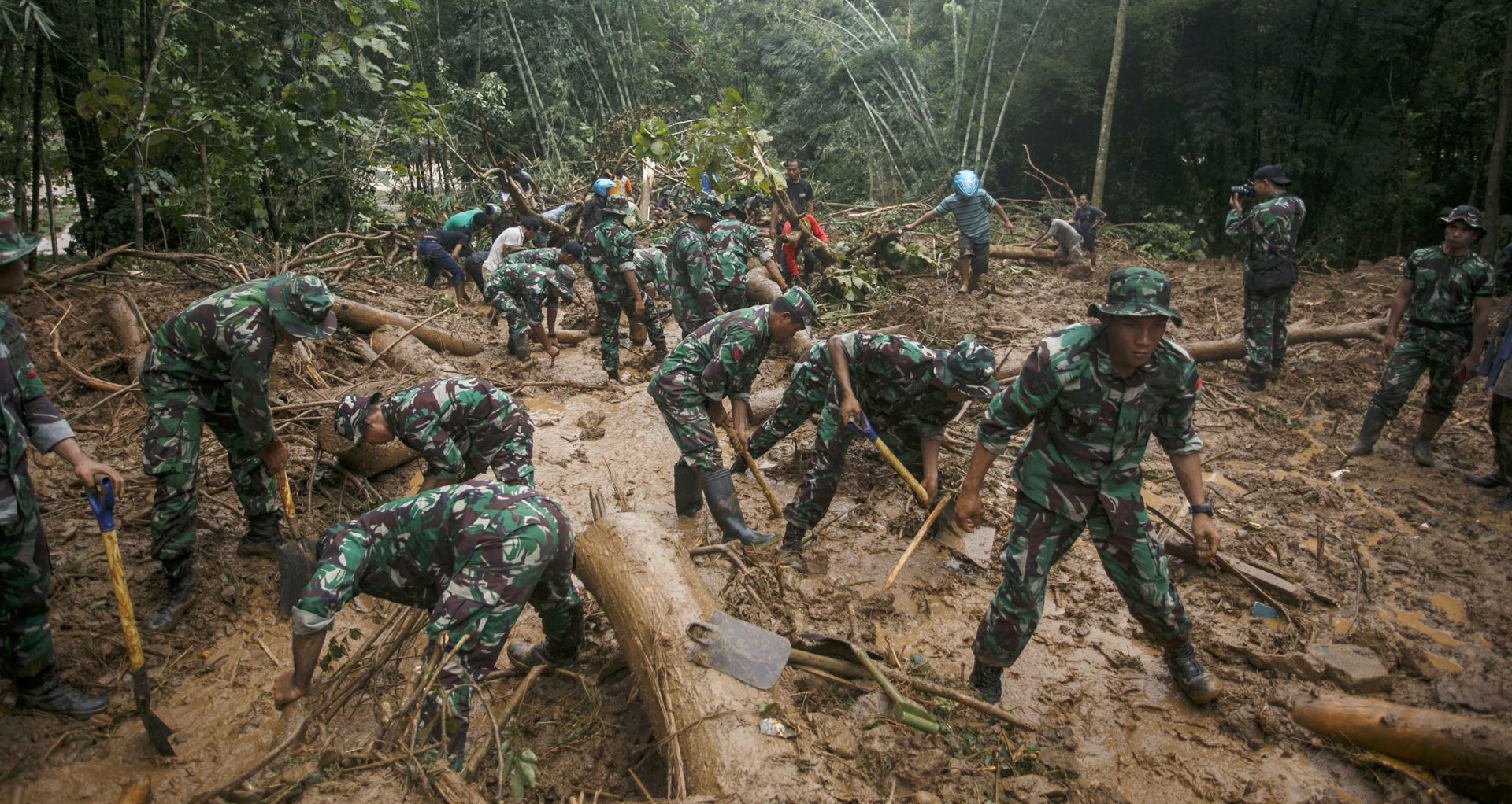 epa05377155 Indonesian soldiers search for landslide victims in Purworejo, Indonesia, 19 June 2016. Floods and landslides in Central Java over the past few days have killed more than 20 people and left dozens missing.  EPA/STR