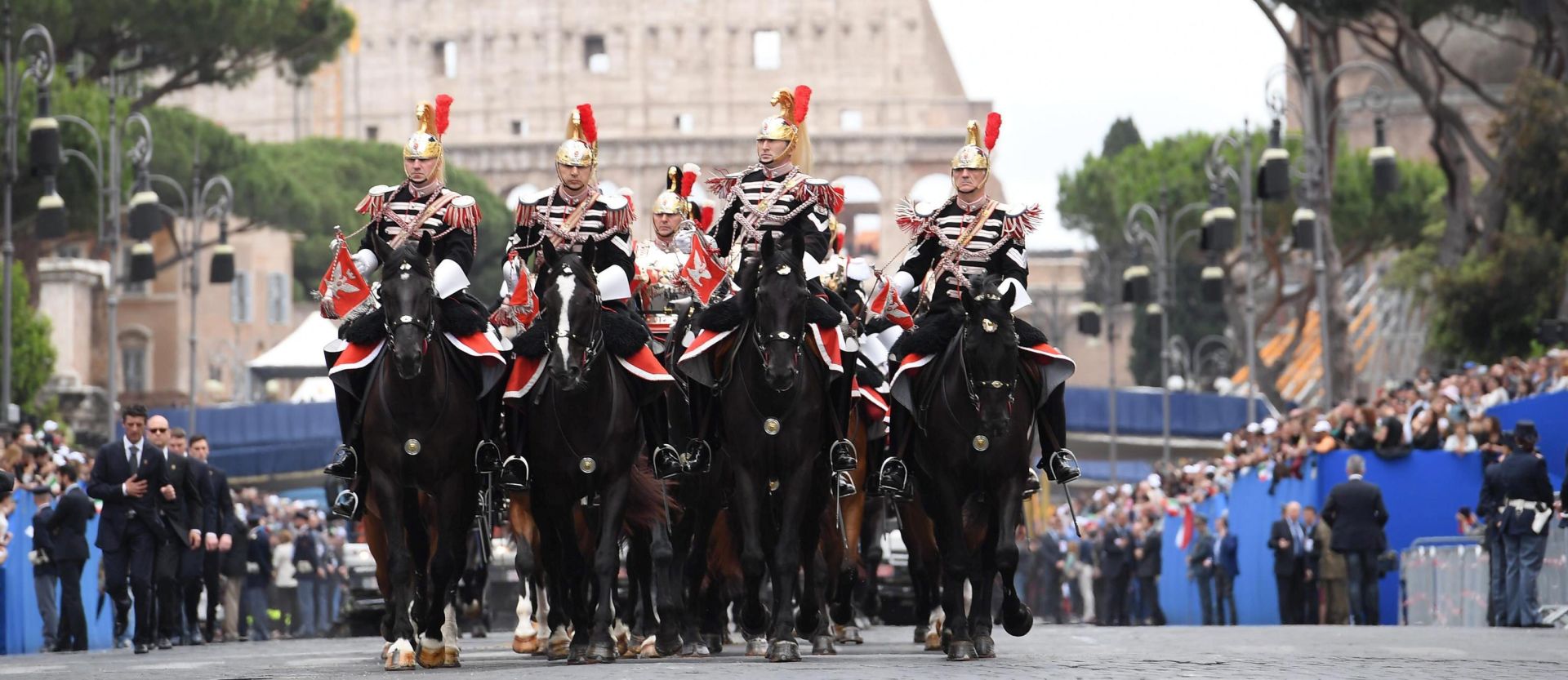 epa05341406 Members of the Italian elite military unit of the Cuirassiers' Regiment (Reggimento Corazzieri) parade during the celebrations of the Italian Republic Day in Rome, Italy, 02 June 2016. The day is marked yearly on 02 June.  EPA/MAURIZIO BRAMBATTI