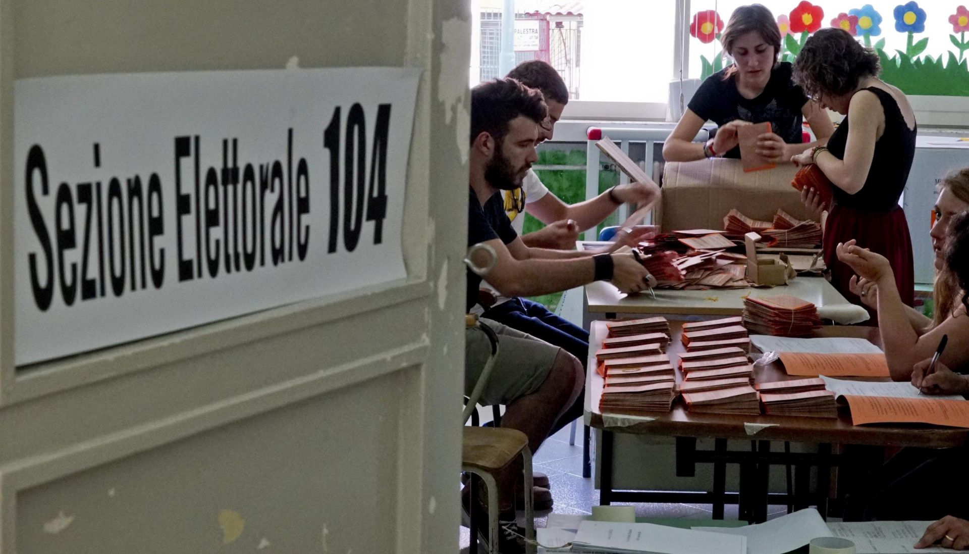 epa05345881 Polling clerks prepare ballots for the local elections in Naples, central Italy, 04 June 2016. Local elections will be held on 05 June across Italy including mayoral votes in Rome, Milan, Turin and Naples.  EPA/CIRO FUSCO