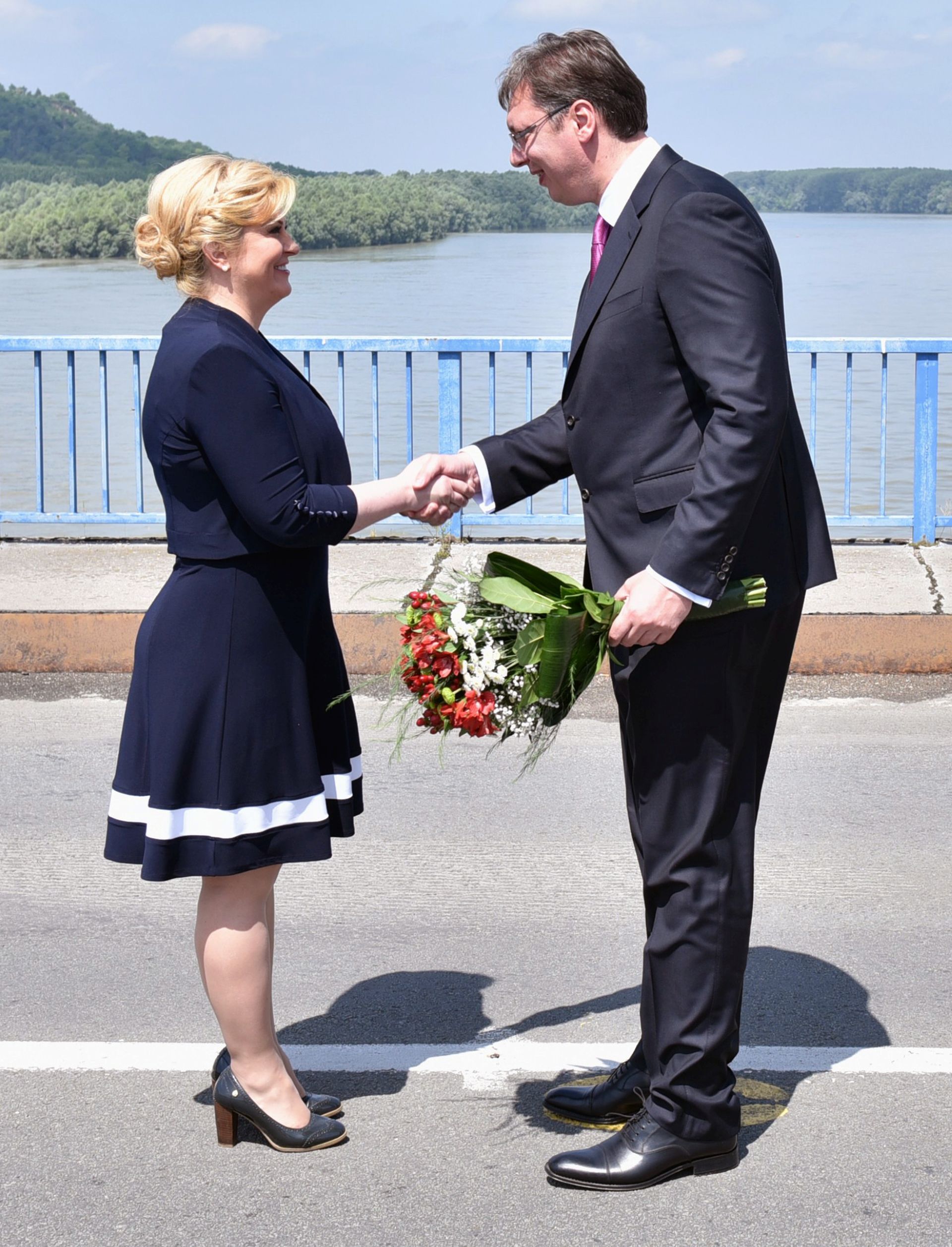 Dalj, 20.6.2016 - Hrvatska predsjednica Kolinda Grabar-Kitaroviæ i predsjednik srbijanske vlade Aleksandar Vuèiæ stigli su u ponedjeljak oko 11,15 sati u Dalj u Osjeèko-baranjskoj upaniji, gdje æe se odrati prvi dio njihova dananjeg sastanka. Na slici Kolinda Grabar-Kitaroviæ i Aleksandar Vuèiæ na mostu izmeðu pograniènih mjesta Erduta i Bogojeva, kod graniènog prijelaza Erdut.
foto HINA/ Ured predsjednice/ Domagoj Opaèak/ ua