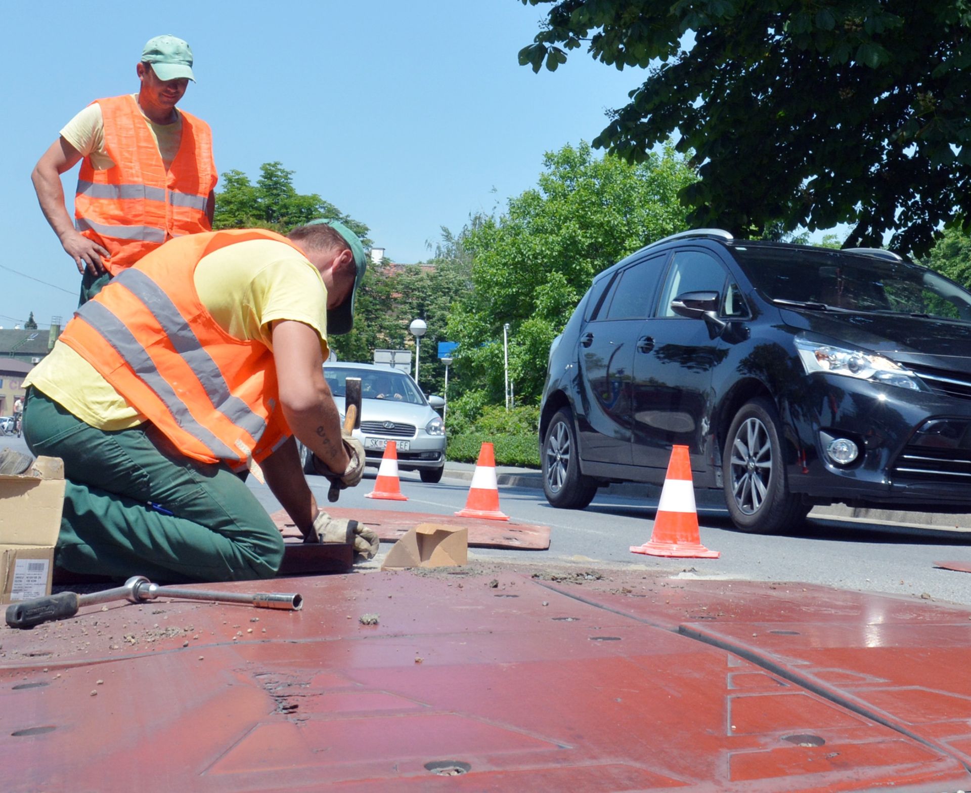 19.05.2015., Sisak - Radnici gradskog Komunalca u Rimskoj ulici popravljaju potrgane prometne uspornike, popularno zvane lezece policajce. 
Photo: Nikola Cutuk/PIXSELL