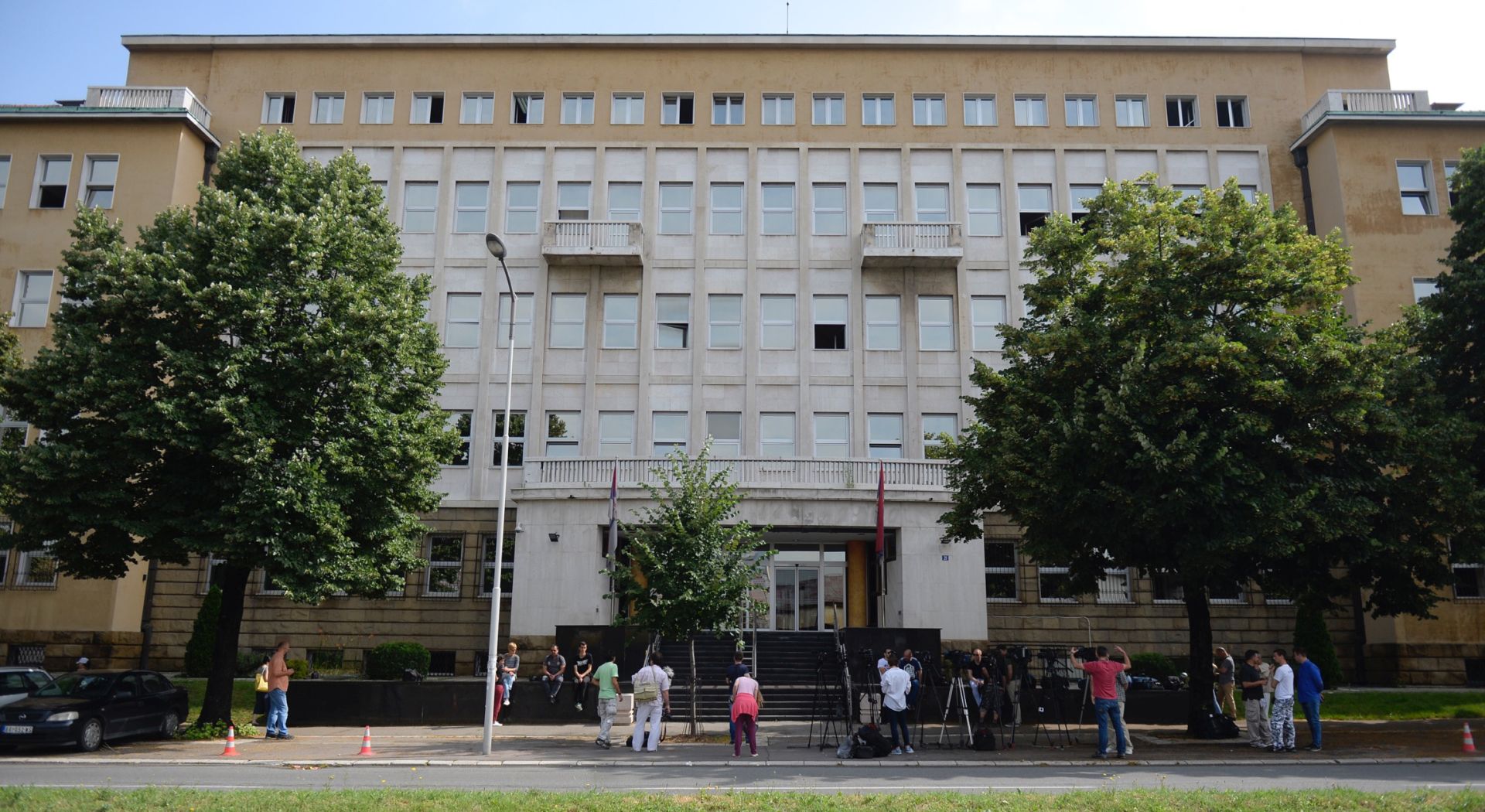 Beograd, 20.6.2016 - Suvlasnik Delta holdinga i jedan od najbogatijih poslovnih ljudi u Srbiji Miroslav Mikoviæ u ponedjeljak je pred Specijalnim sudom u Beogradu nepravomoæno osuðen na pet godina zatvora zbog utaje poreza. Na slici novinari ispred zgrade Specijalnog suda u Beogradu.
foto HINA/ TANJUG/ OKSANA TOSKIC/ ua