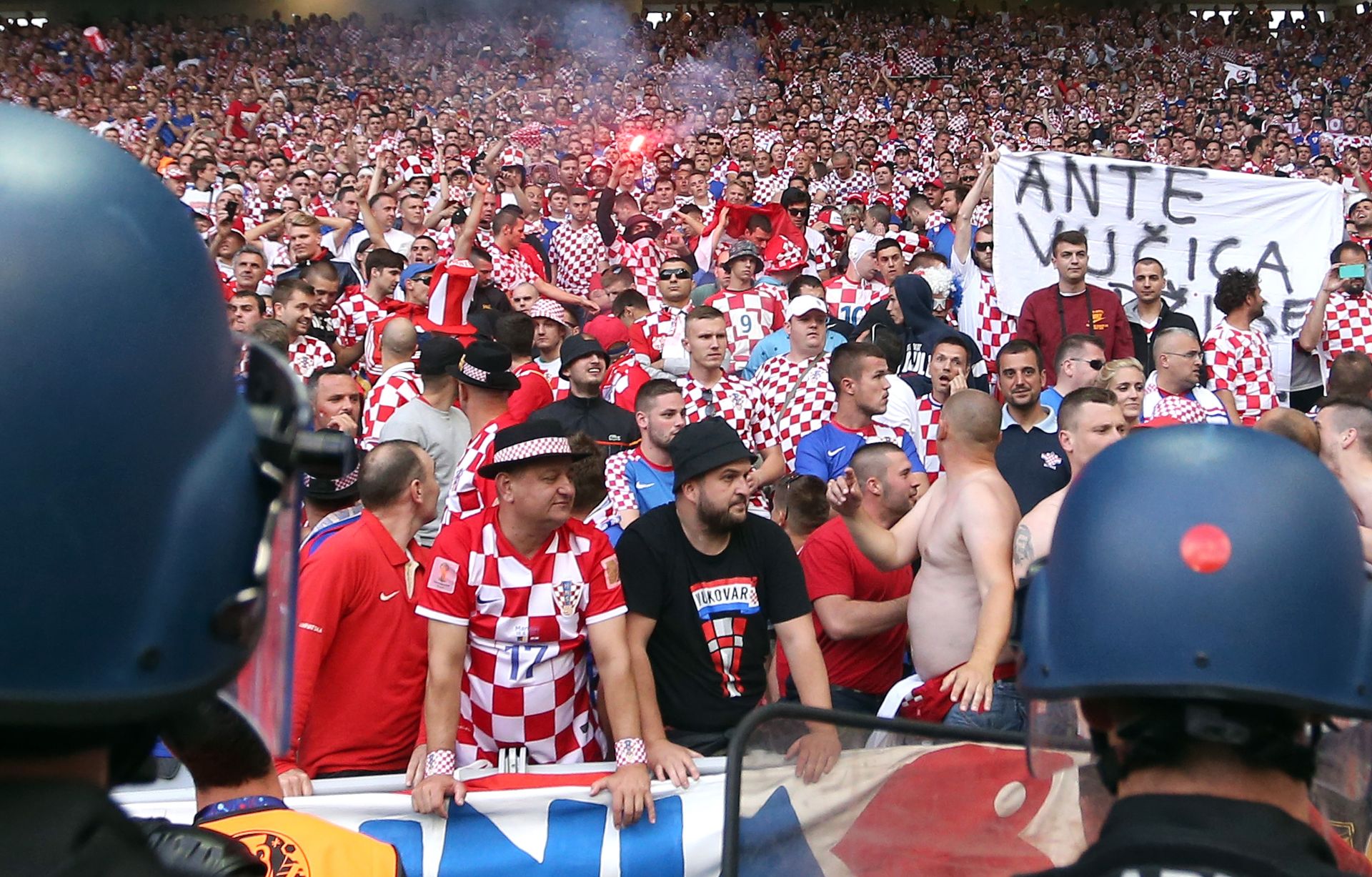 17.06.2016., stadion Geoffroy-Guichard, Saint-Etienne, Francuska - UEFA EURO 2016., 2. kolo, skupina D, Ceska - Hrvatska. S tribina na kojima su bili hrvatski navijaci na teren su bacene baklje, nakon cega je izbila i tucnjava medju dijelom gledatelja. Photo: Sanjin Strukic/PIXSELL