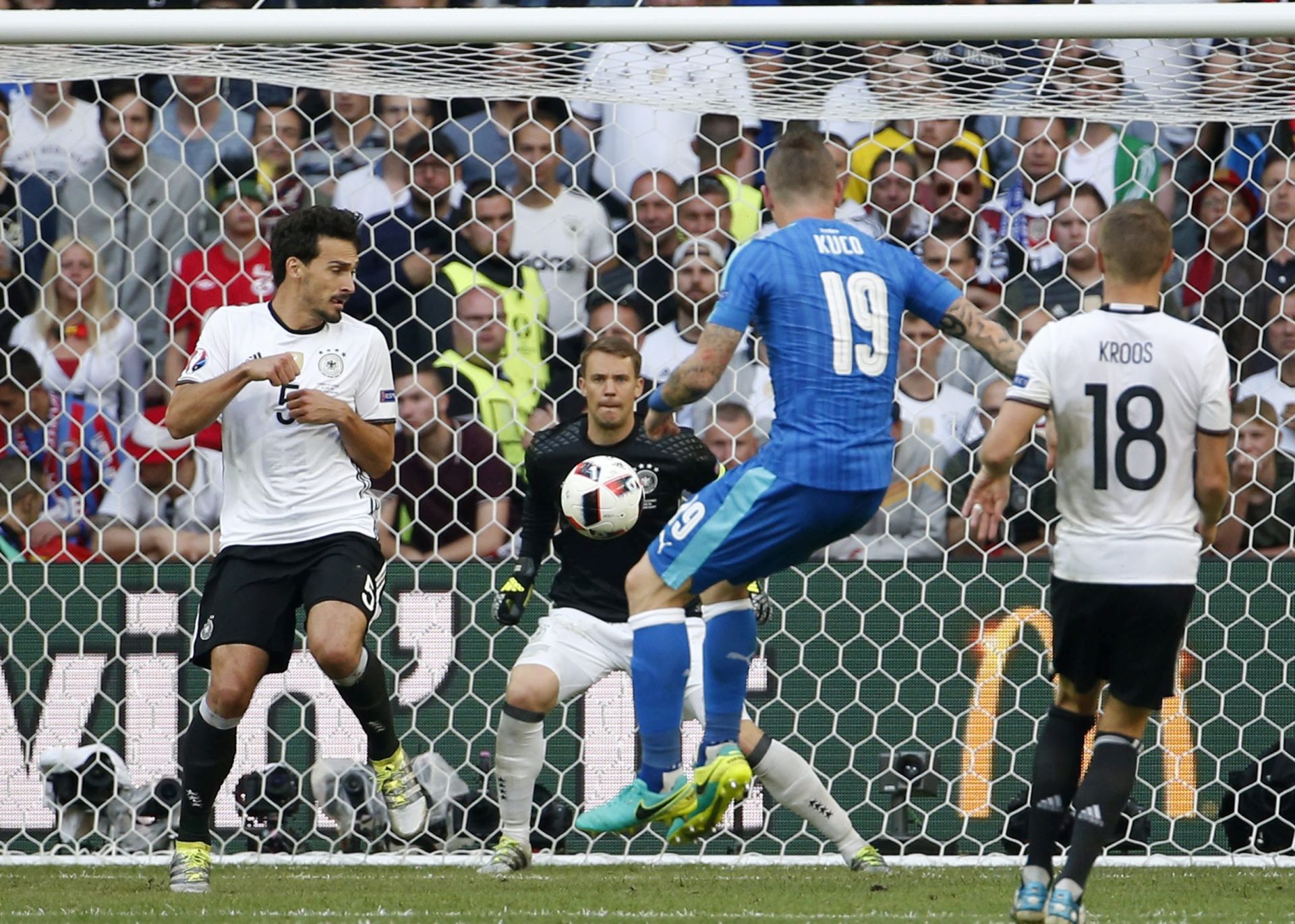 epa05392787 Goalkeeper Manuel Neuer (2-L) of Germany watches a shot by Juraj Kucka (2-R) of Slovakia during the UEFA EURO 2016 round of 16 match between Germany and Slovakia at Stade Pierre Mauroy in Lille Metropole, France, 26 June 2016.

(RESTRICTIONS APPLY: For editorial news reporting purposes only. Not used for commercial or marketing purposes without prior written approval of UEFA. Images must appear as still images and must not emulate match action video footage. Photographs published in online publications (whether via the Internet or otherwise) shall have an interval of at least 20 seconds between the posting.)  EPA/SHAWN THEW   EDITORIAL USE ONLY