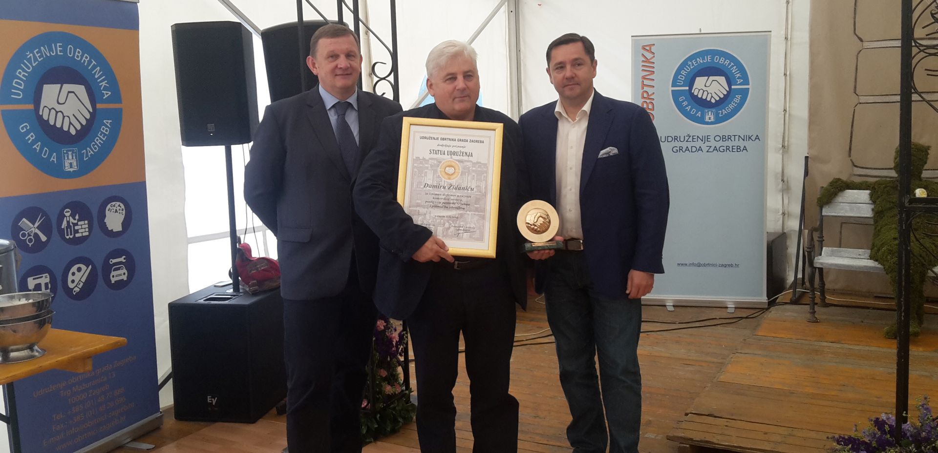 Zagreb, 12.6.2016.- Udruenje obrtnika grada Zagreba u nedjelju je na Sljemenu, u Maloj Hunjki, proslavilo svoj 51. Dan, na kojemu su tradicionalno svojim najzaslunijim èlanovima uruèili priznanja. Damir idaniæ (C), vlasnik obrta za usluge i trgovinu "Ines", osnovanog prije 27 godina, ovogodinji je dobitnik "Statue" - najvieg priznanja koje Udruenje dodjeljuje obrtnicima za izniman doprinos u razvoju komorskog sustava, postignute poslovne rezultate i promidbu obrtnitva. 
 idaniæu su "Statuu" uruèili predsjednik Udruenja obrtnika grada Zagreba Antun Trojnar (L) i predsjednik zagrebaèke Gradske skuptine Andrija Mikuliæ (D).
foto HINA/ Marina BUJAN/ ua