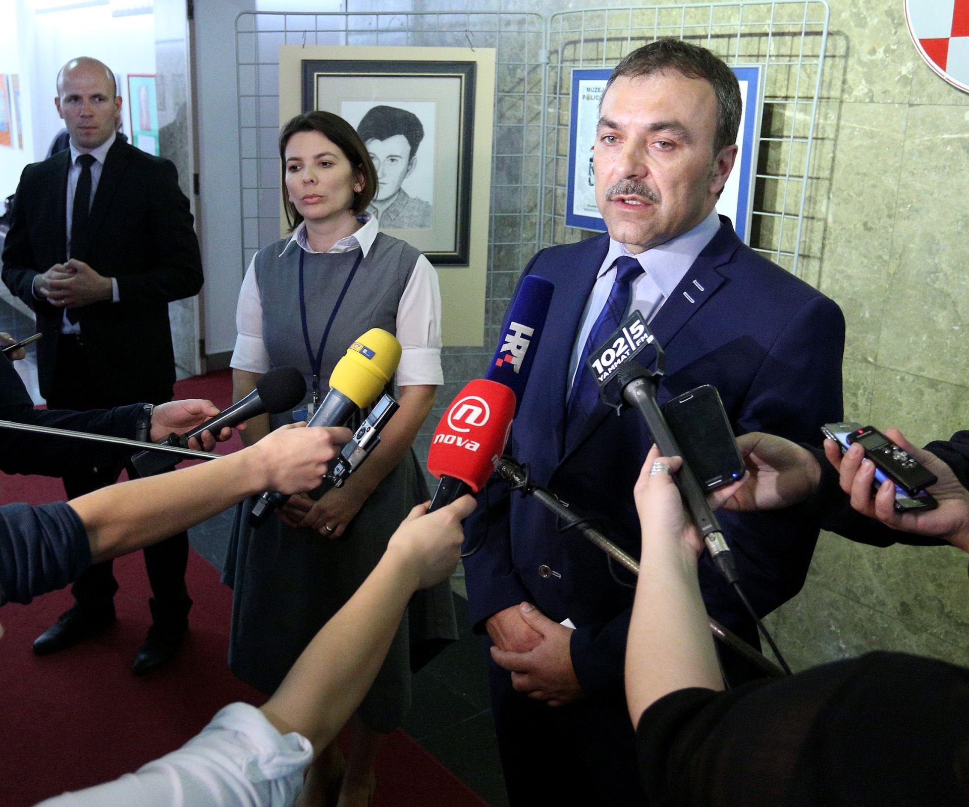 05.04.2016., Zagreb -  Ministar unutarnjih poslova Vlaho Orepic dao je izjavu za medije povodom provale u ured nacelnika u policijskoj postaji u Heinzelovoj.
Photo: Anto Magzan/PIXSELL
