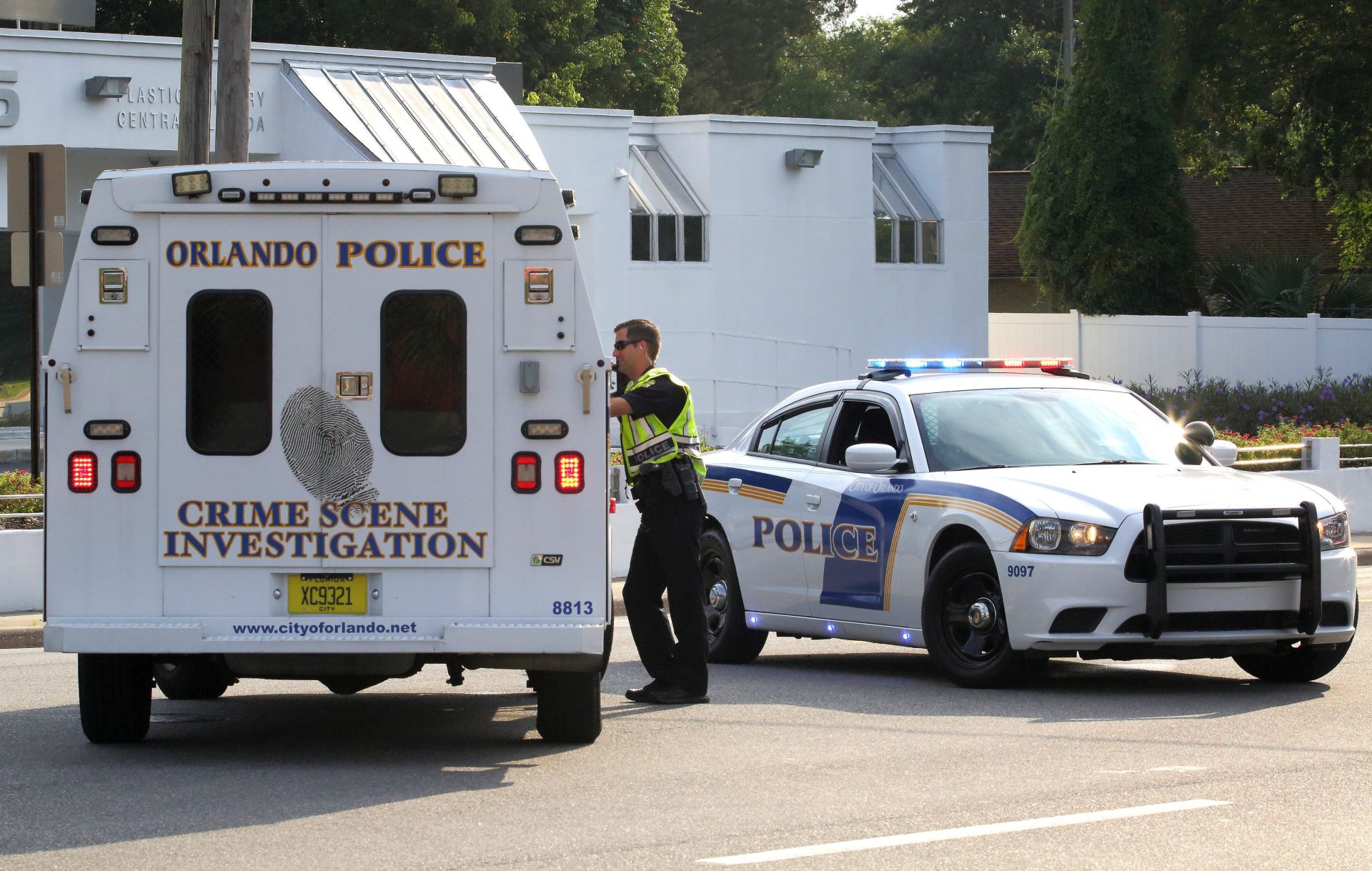 epa05359073 Police and CSI officers monitor the scene of a shooting at Pulse nightclub in Orlando, Florida, USA, 12 June 2016. At least 20 people were killed and many others injured in a suspected terrorist attack at an LGBT club in the early hours of 12 June, according to media reports. The shooter was killed in the police operation that followed.  EPA/CRISTOBAL HERRERA