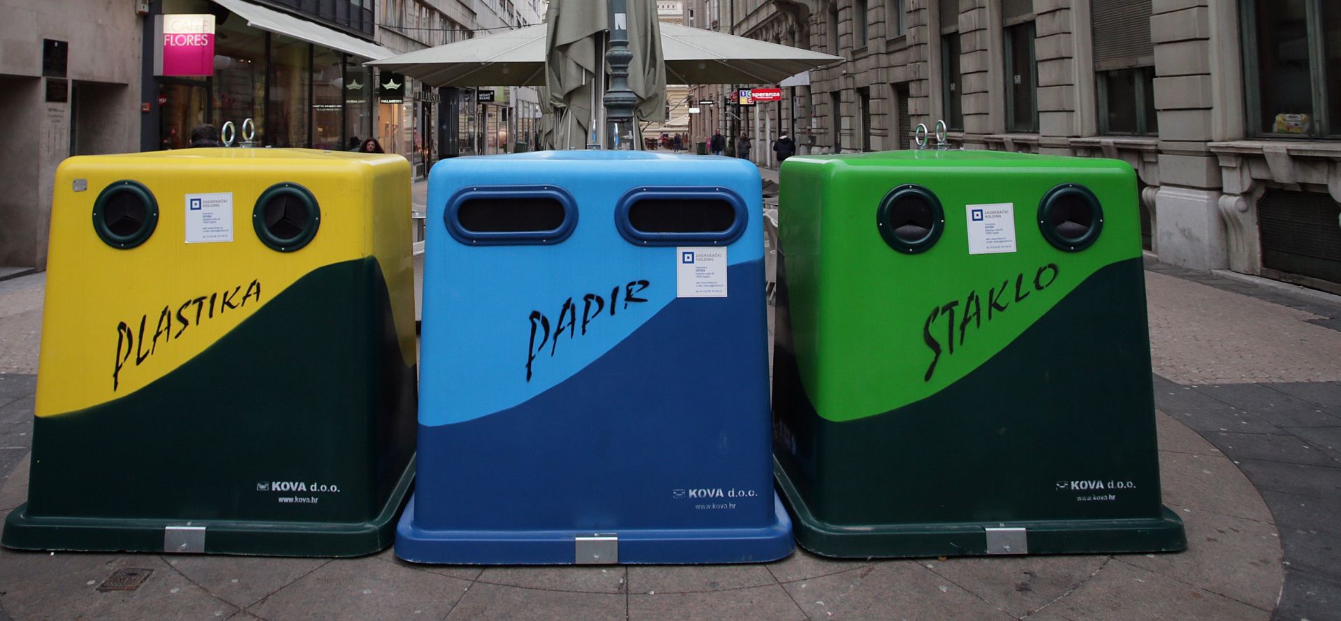 27.02.2015., Zagreb - U samom centru grada postavljeni su novi kontejneri za odvajanje otpada. Krizanje Petriceve i Ilice.
photo: Jurica Galoic/PIXSELL