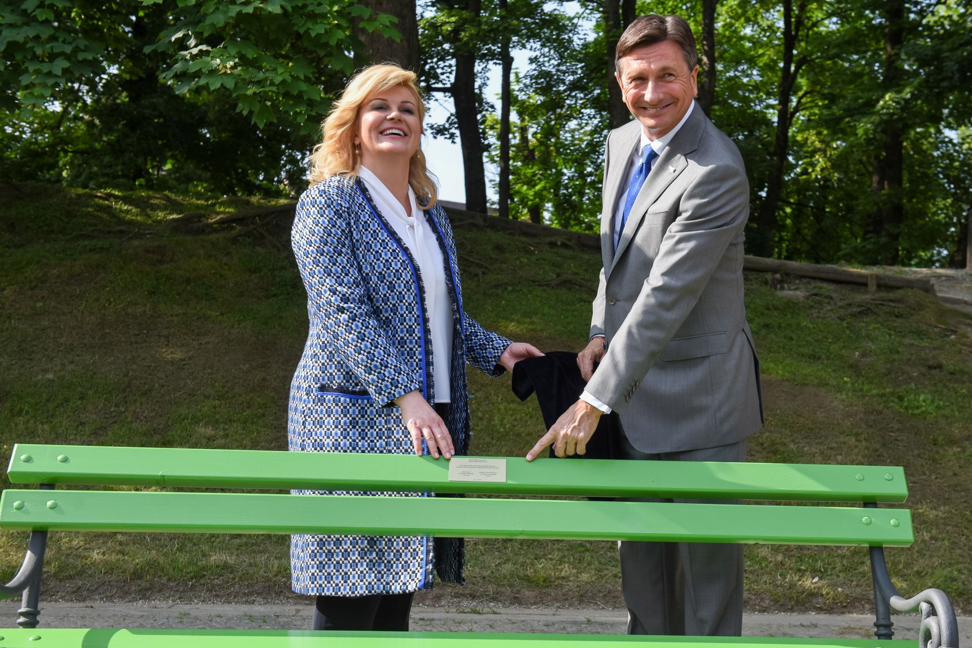 Ljubljana, 23.6.2016. - Predsjednica RH Kolinda Grabar-Kitaroviæ, koja boravi u dvodnevnom posjetu Sloveniji, sa slovenskim predsjednikom Borutom Pahorom u Ljubljanskom dvorcu otkrila je Klupu prijateljstva.
foto HINA / Neboja TEJIÆ / STA / mm