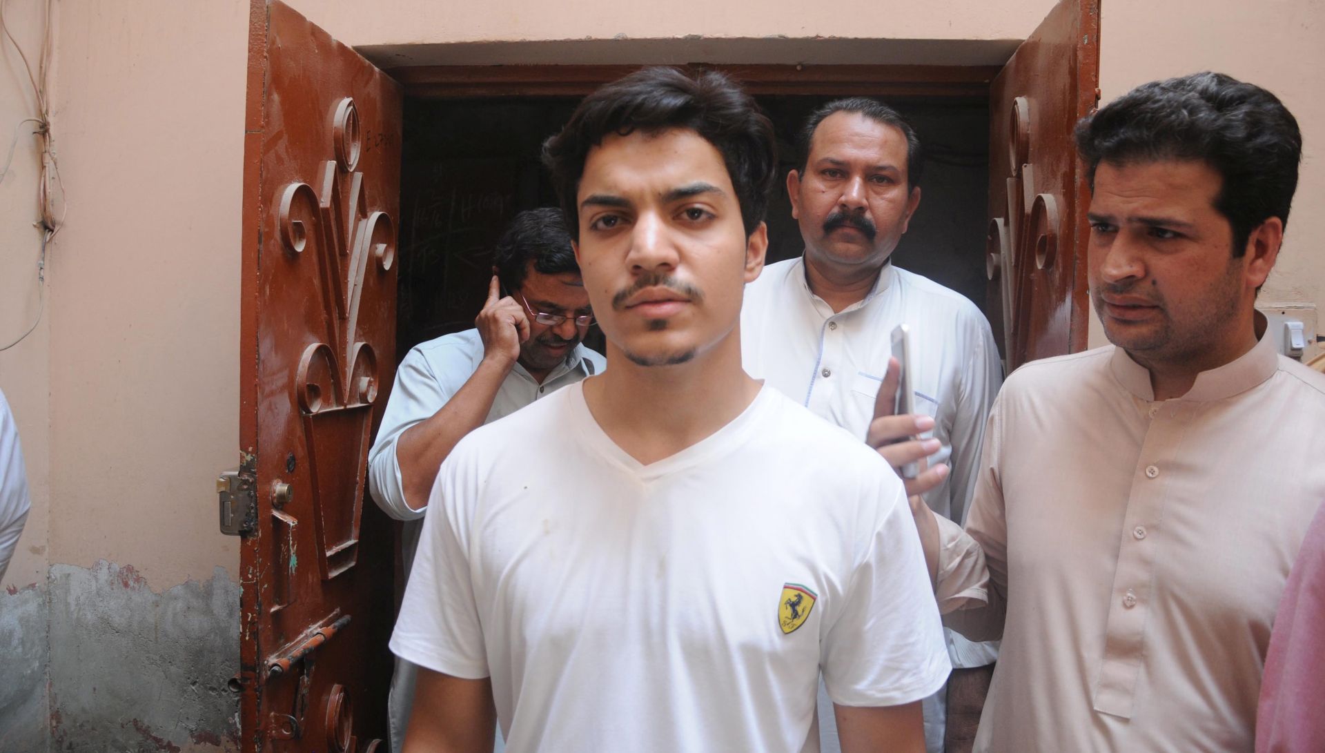 epa05351818 Relatives comfort Hassan Khan (C) the husband of a teenage girl who was burnt alive by her mother, in Lahore, Pakistan, 08 June 2016. A woman burnt her 16 years old daughter alive for marrying a man of her choice without her parents consent, a third such case of 'honor-killing' in three months in Pakistan.  EPA/STR