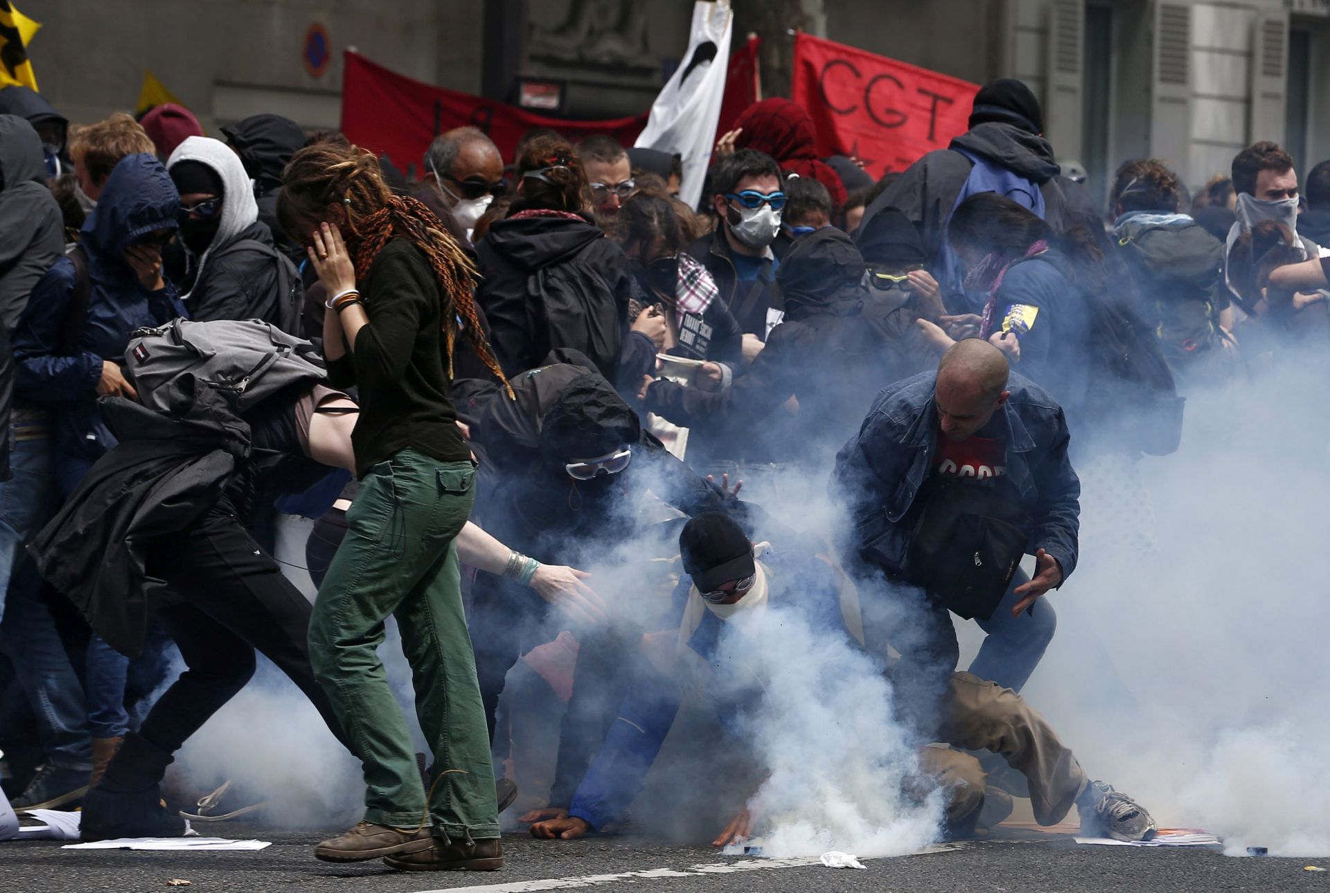 epa05364920 Protesters clash with riot police during a national demonstration and strike against the Labor Law reform in Paris, France, 14 June 2016. Labor unions demonstrated during a national strike across France to protest against about employment law reforms in the so-called El Khomri bill.  EPA/IAN  LANGSDON