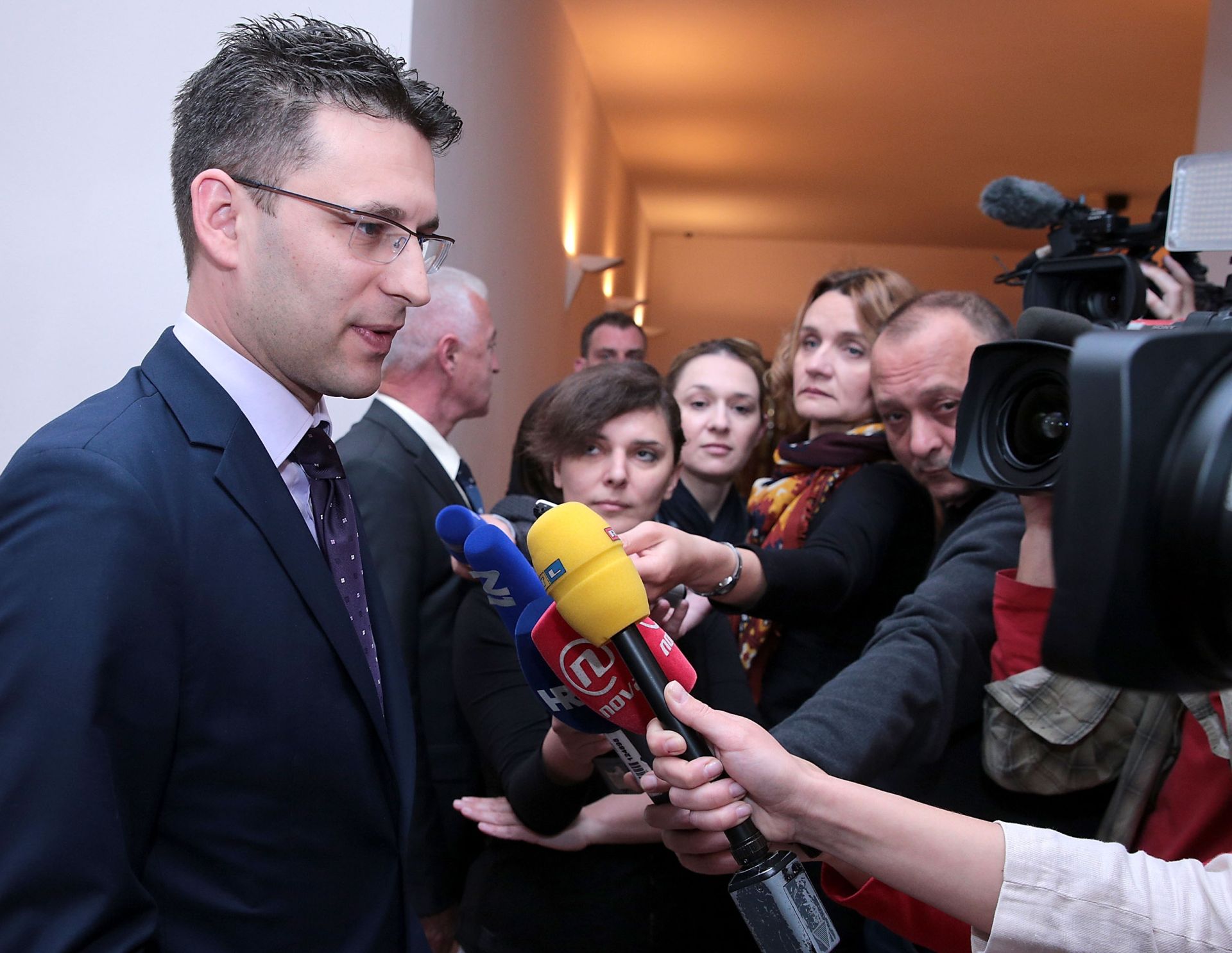 28.04.2016., Zagreb - Predsjednik Vlade Republike Hrvatske Tihomir Oreskovic u pratnji brojnih ministara prezentirao je prije pocetka sjednice Sabora zastupnicim vladajuce koalicije prijedlog reformi koje ce danas objaviti Vlada. Bozo Petrov.
Photo: Patrik Macek/PIXSELL