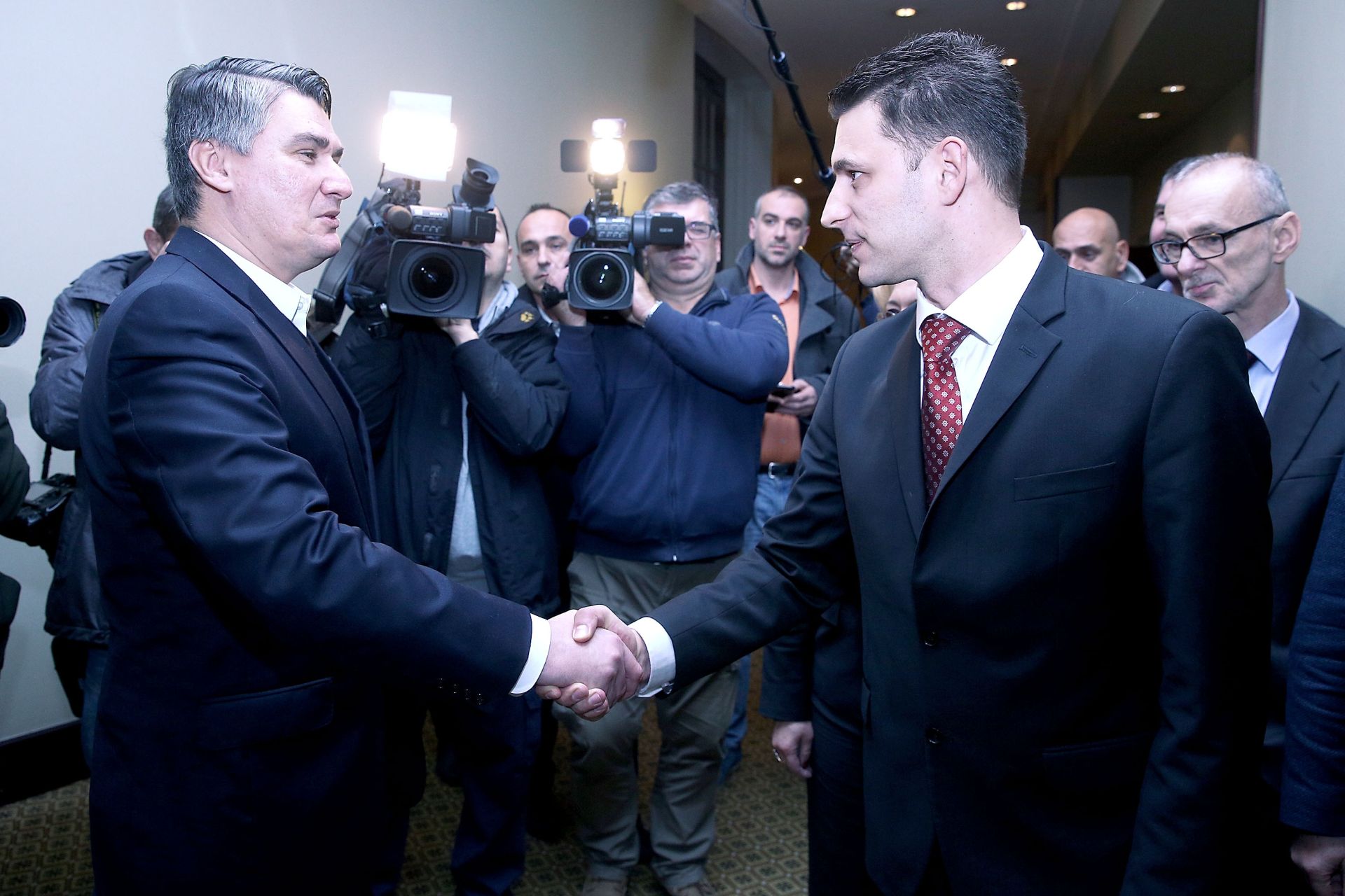 07.12.2015., Zagreb - Sastanak Boze Petrova ispred Mosta Nezavisnih lista s Tomislavom Karamarkom celnikom HDZ-ove Domoljubne koalicije i Zoranom Milanovicem koji predvodi SDP-ovu koliciju Hrvatska raste odrzan je u konferencijskoj dvorani hotela Esplanade. Zoran Milanovic, Bozo Petrov. Photo: Patrik Macek/PIXSELL