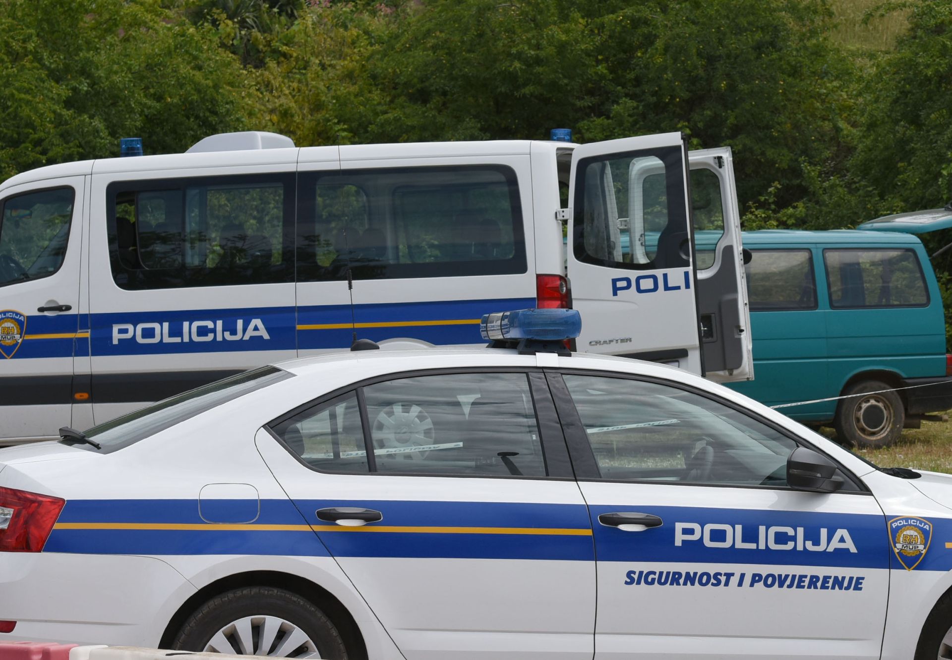 01.06.2016., Pula - Delozirani preostali stanari iz trosne zgrade na adresi Trscanska 42, preko puta Brionke. 
Rijec je o Smajilu Hamzicu i njegovoj supruzi Izeti, koji su na toj lokaciji zivjeli od 1980. godine.  Tako su i posljednji stanari iseljeni s te adrese, a prostor predan banci 'slobodan od osoba i stvari'. 
Danas aktivisti Zivog zida nisu vidjeni te je delozacija provedena bez incidenata, ali uz jako policijsko osiguranje. 
Photo: Dusko Marusic/PIXSELL