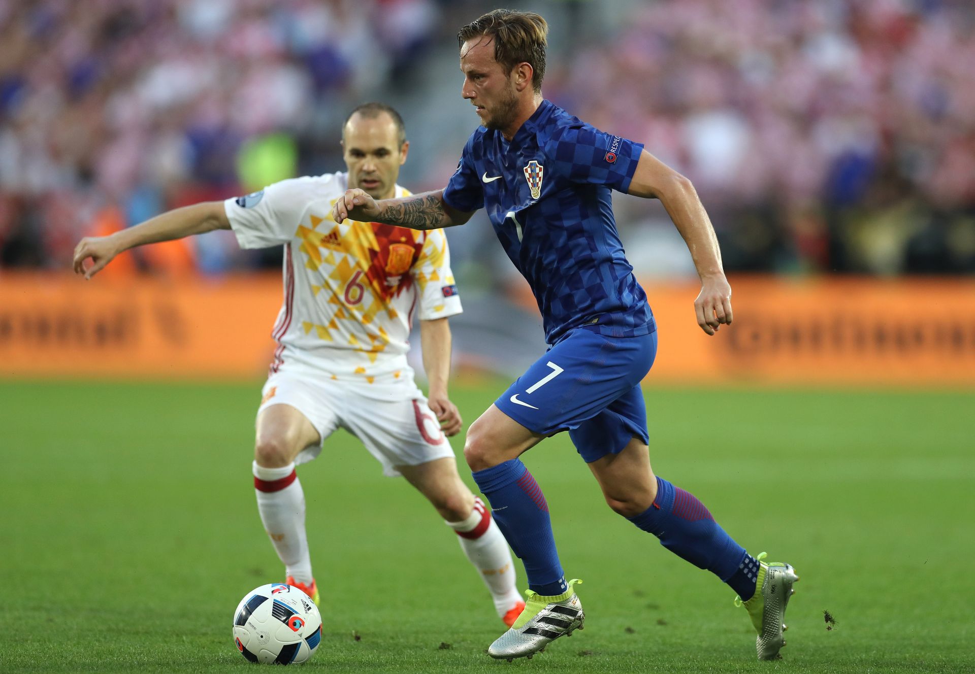 Bordeaux, 21.6.2016. - Utakmica 3. kola skupine D na Europskom nogometnom prvenstvu u Francuskoj: Hrvatska - panjolska. Na fotografiji (L-D) Andres Iniesta, Ivan Rakitiæ. foto HINA/ Damir SENÈAR/ lsd