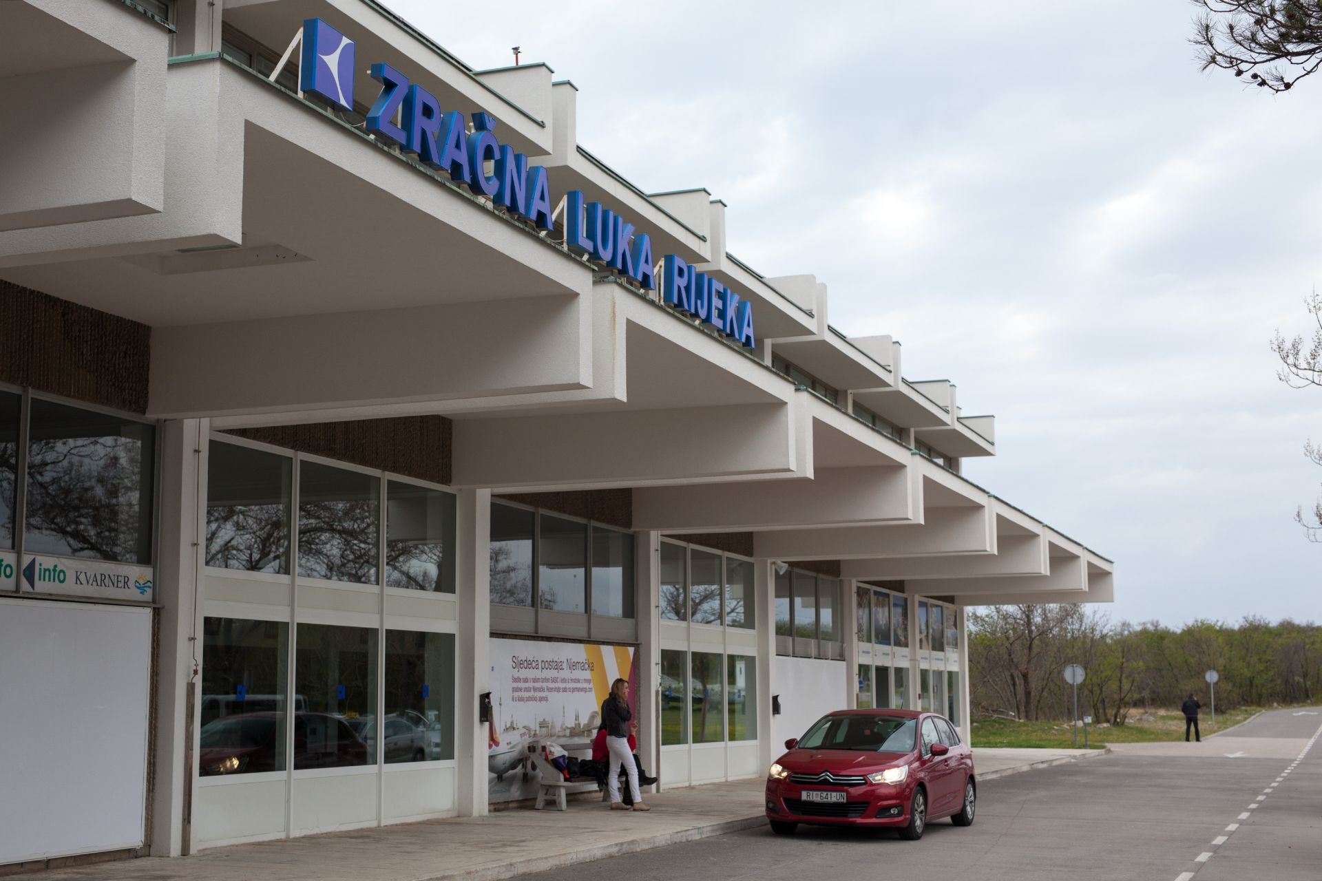 17.04.2015., Omisalj, otok Krk - U ulaznom holu aerodromske zgrade dovrseni su zimus zapoceti radovi, pa putnike vise ne docekuje oronuli interijer iz sedamdesetih godina proslog stoljeca, vec u potpunosti novouredjeni prostori caffe bara i check ina. Postavljeni su novi salteri za prijavljivanje putnika, uredjen okolni prostor i stropovi, te postavljeni monitori koji cc prikazivati podatke o polascima i dolascima aviona. Preko zracne luke Krk putuju i hidroavioni koji lete za Rab, Split i Dubrovnik.
Photo: Nel Pavletic/PIXSELL