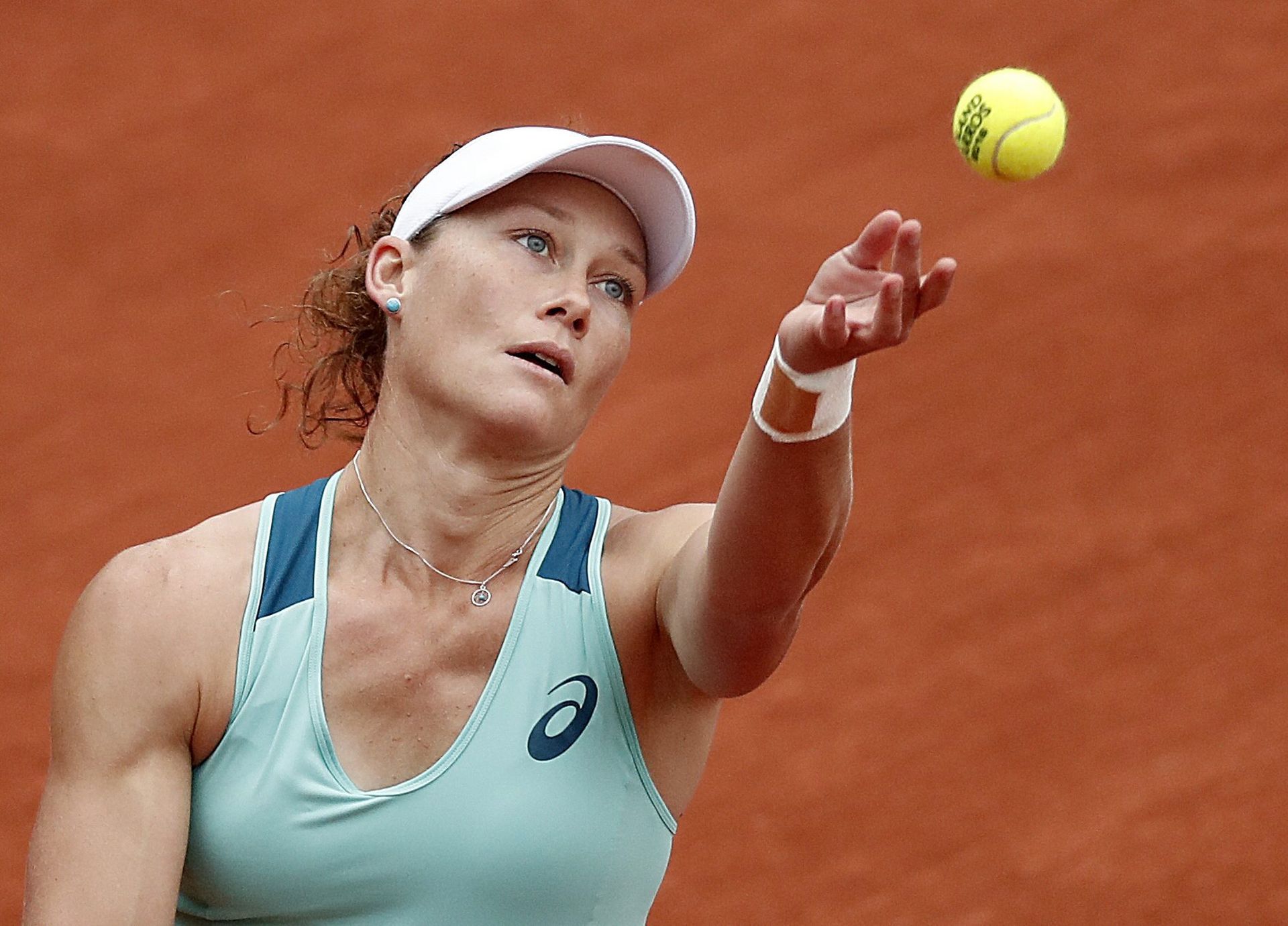 epa05340794 Samantha Stosur of Australia in action against Tsvetana Pironkova of Bulgaria  during their women's single quarter final match at the French Open tennis tournament at Roland Garros in Paris, France, 01 June 2016.  EPA/IAN LANGSDON