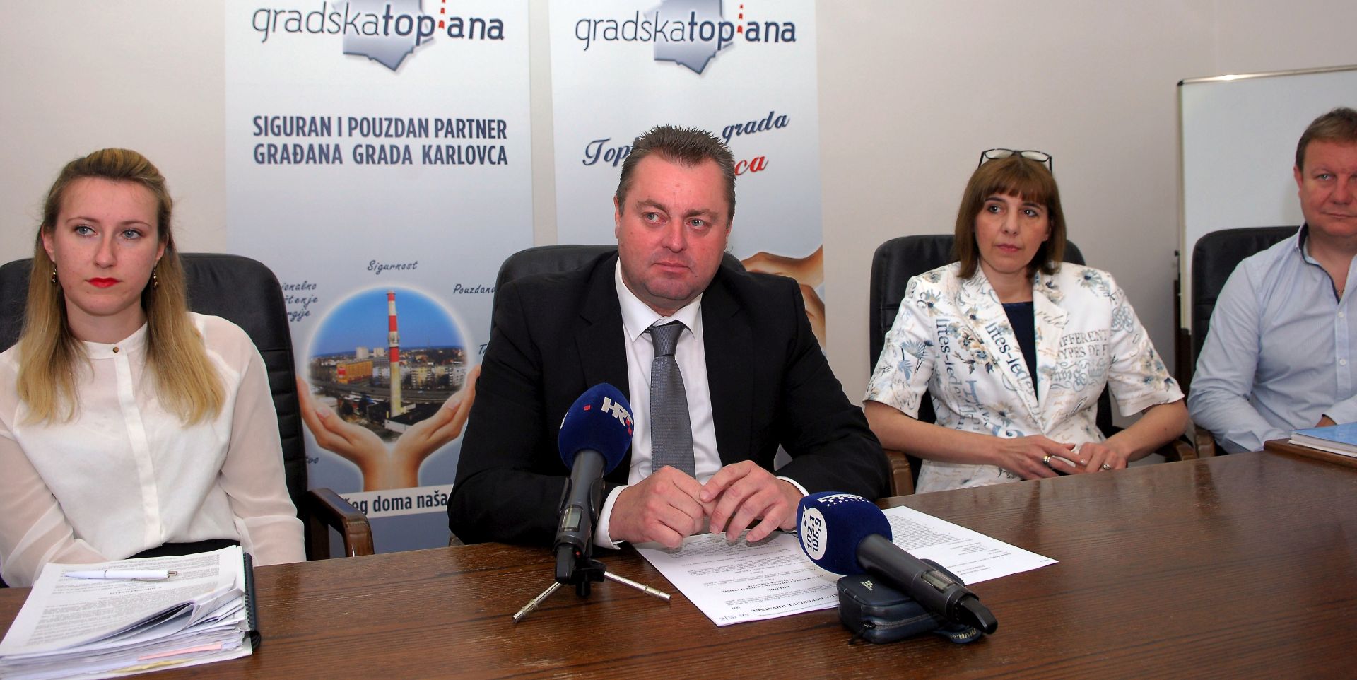 Karlovac, 8.6.2016.- Krajnji kupci karlovaèkog gradskog sustava centralnog grijanja morat æe do 1. rujna ove godine odabrati svog "kupca toplinske energije" i sklopiti s njim ugovor o potronji toplinske energije, pa Gradska toplana provodi kampanju da se graðani i tvrtke odluèe za nju. Na fotografiji direktor karlovaèke Gradske toplane Inoslav Latkoviæ (2L).
foto HINA / Mladen VOLARIÆ / mm