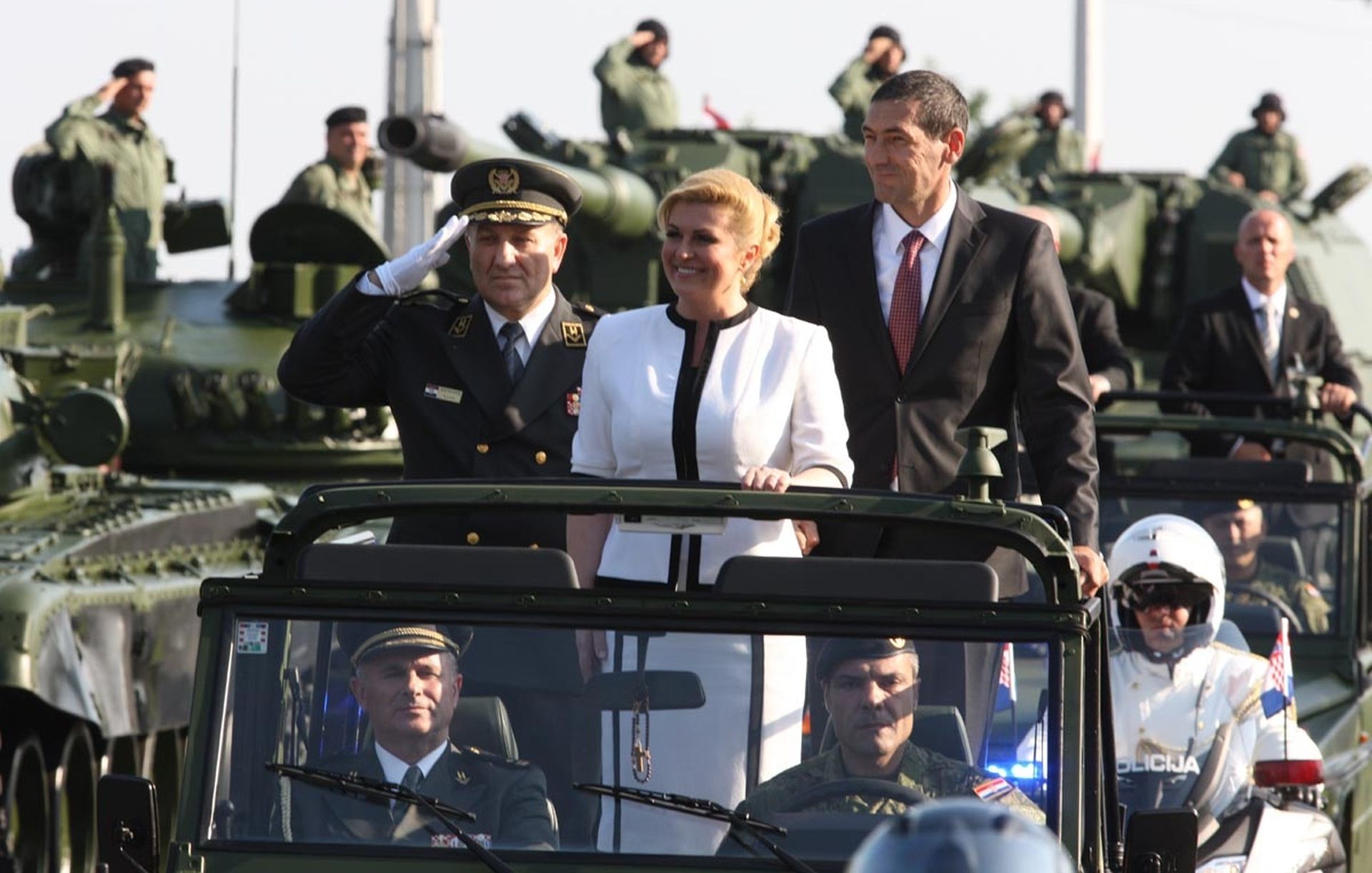 04.08.2015., Zagreb - Svecani mimohod Hrvatske vojske povodom obiljezavanja Dana pobjede i domovinske zahvalnosti i Dana hrvatskih branitelja te 20. obljetnice vojno-redarstvene operacije Oluja. U mimohodu od Avenije Marina Drzica do Savske ulice sudjeluju pjesacki, zrakoplovni te motorizirani, mehanizirani i oklopni postroji s razlicitim borbenim i neborbenim vozilima. Nakon sto je predsjednica RH i vrhovna zapovjednica Oruzanih snaga RH Kolinda Grabar-Kitarovic izdala zapovijed za pocetak svecanog mimohoda, sest topova M1-4/50 kalibra 76 mm Topnicko-raketne pukovnije Zapovjednistva za obuku i doktrinu Fran Krsto Frankopan Hrvatske kopnene vojske s juzne su strane fontana ispred Nacionalne i sveucilisne knjiznice s tri pocasna plotuna oznacili pocetak vojnog dijela mimohoda. Photo: Stjepan Brigljevic/MORH/PIXSELL