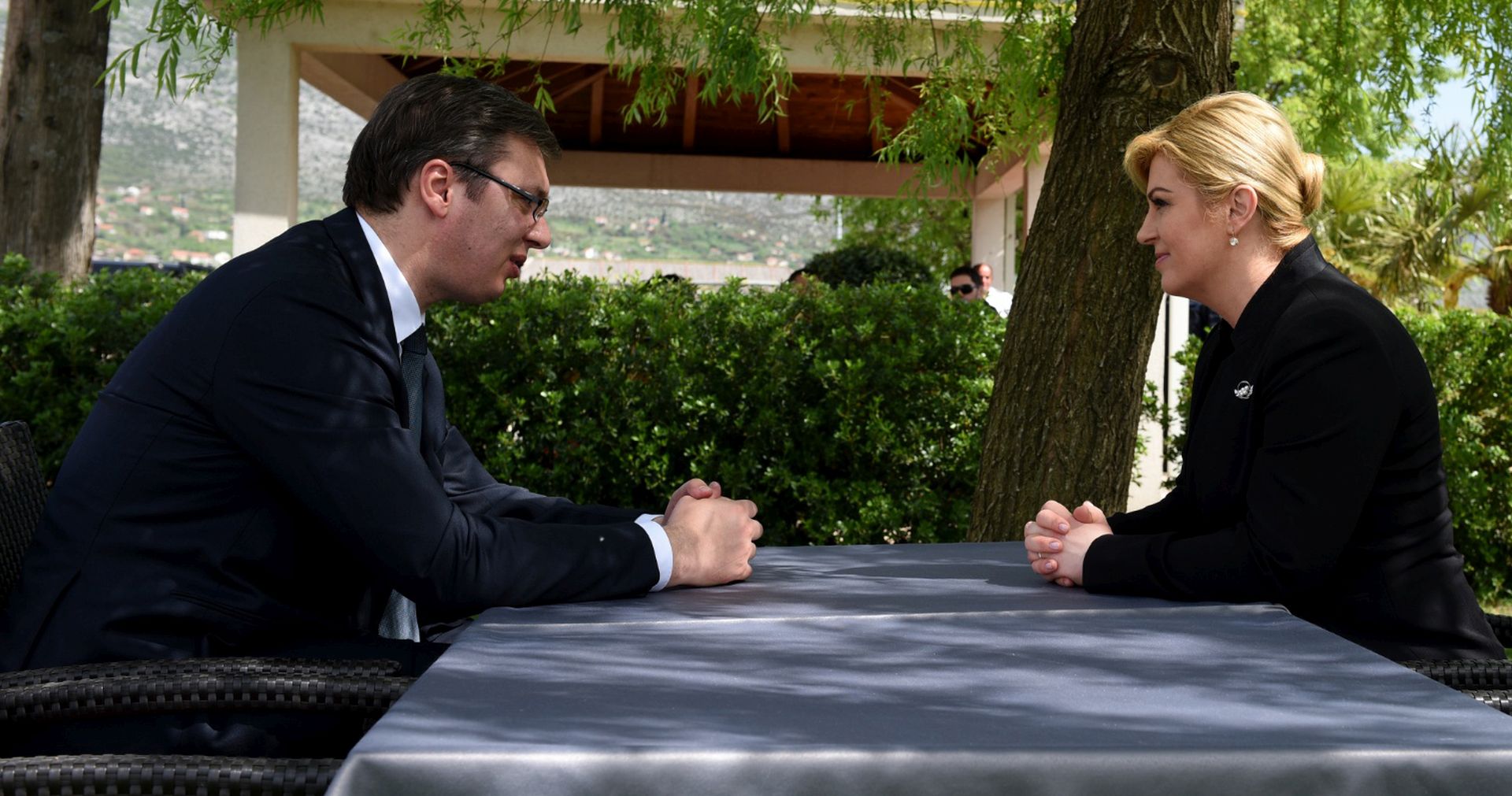 Zagreb/Mostar, 12.04.2016 -  Predsjednica Republike Kolinda Grabar-Kitaroviæ i srbijanski premijer Aleksandar Vuèiæ sastali su se na marginama Meðunarodnog sajma gospodarstva u Mostaru, a razgovaralo se, kako neslubeno doznaje Hina, o bilateralnim odnosima dviju drava, no ne i o pregovorima Srbije o ulasku u Europsku uniju.
foto HINA/ ik