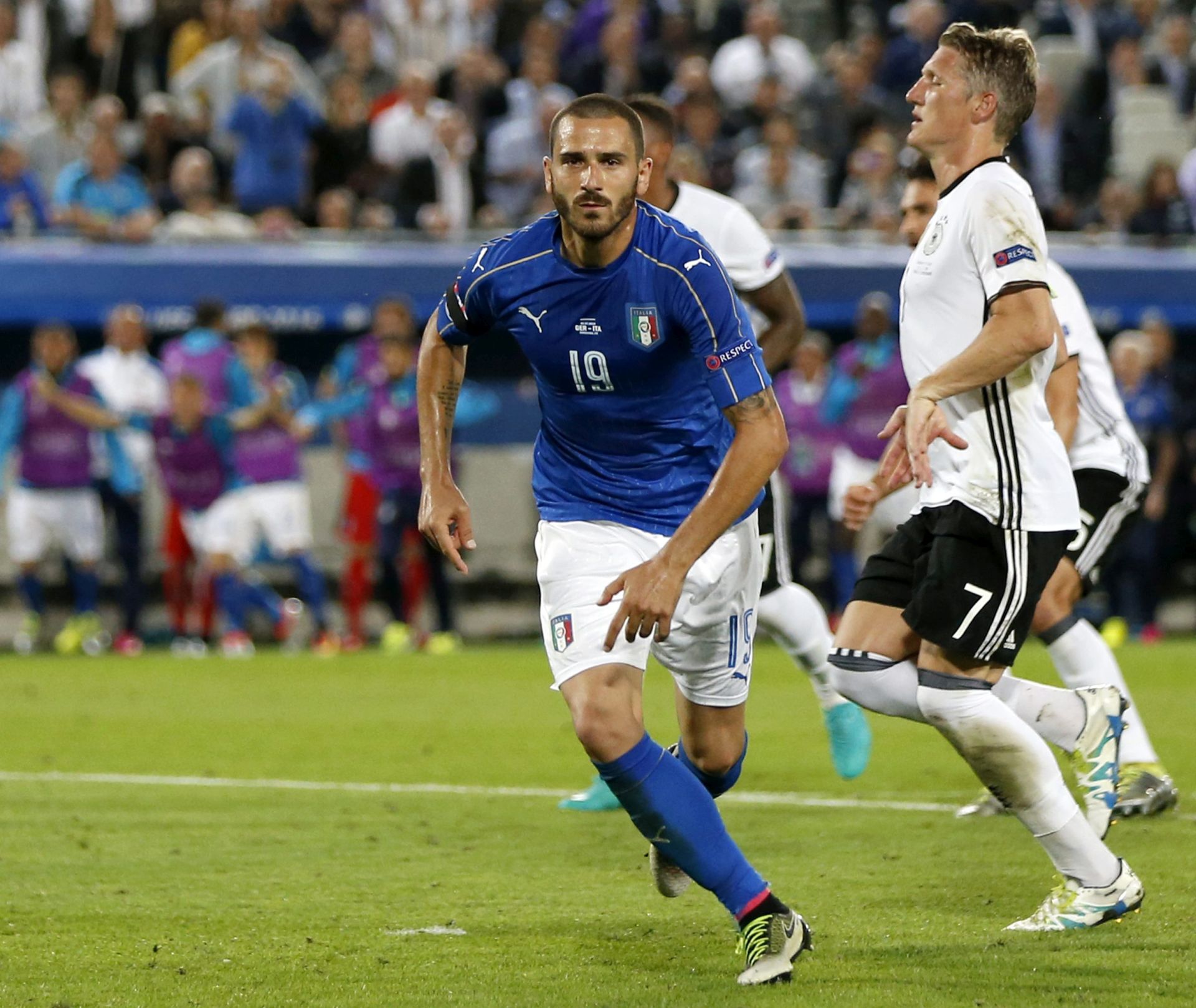 epa05404408 Leonardo Bonucci (C) of Italy celebrates after scoring the 1-1 goal during the UEFA EURO 2016 quarter final match between Germany and Italy at Stade de Bordeaux in Bordeaux, France, 02 July 2016.

(RESTRICTIONS APPLY: For editorial news reporting purposes only. Not used for commercial or marketing purposes without prior written approval of UEFA. Images must appear as still images and must not emulate match action video footage. Photographs published in online publications (whether via the Internet or otherwise) shall have an interval of at least 20 seconds between the posting.)  EPA/RUNGROJ YONGRIT   EDITORIAL USE ONLY
