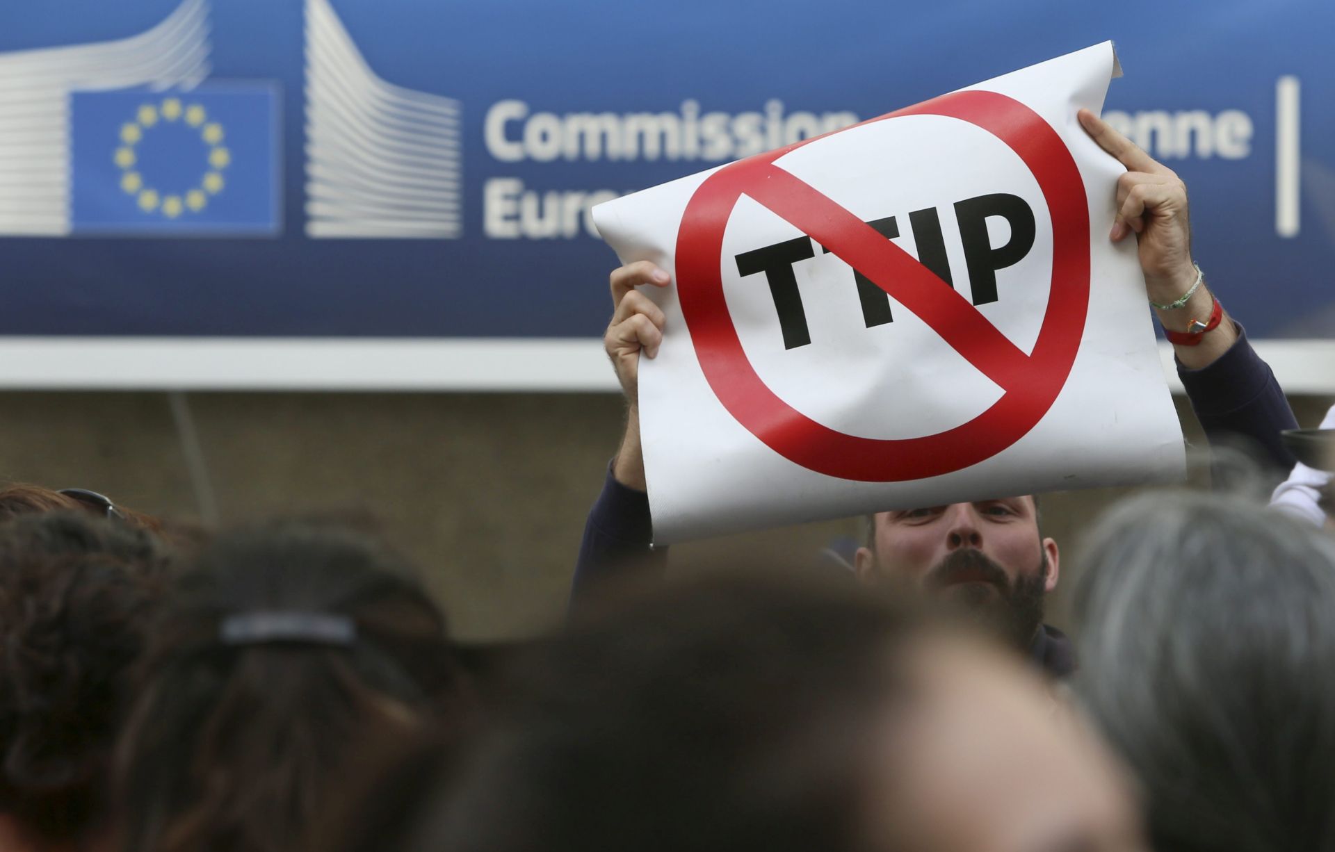 EPA/OLIVIER HOSLET