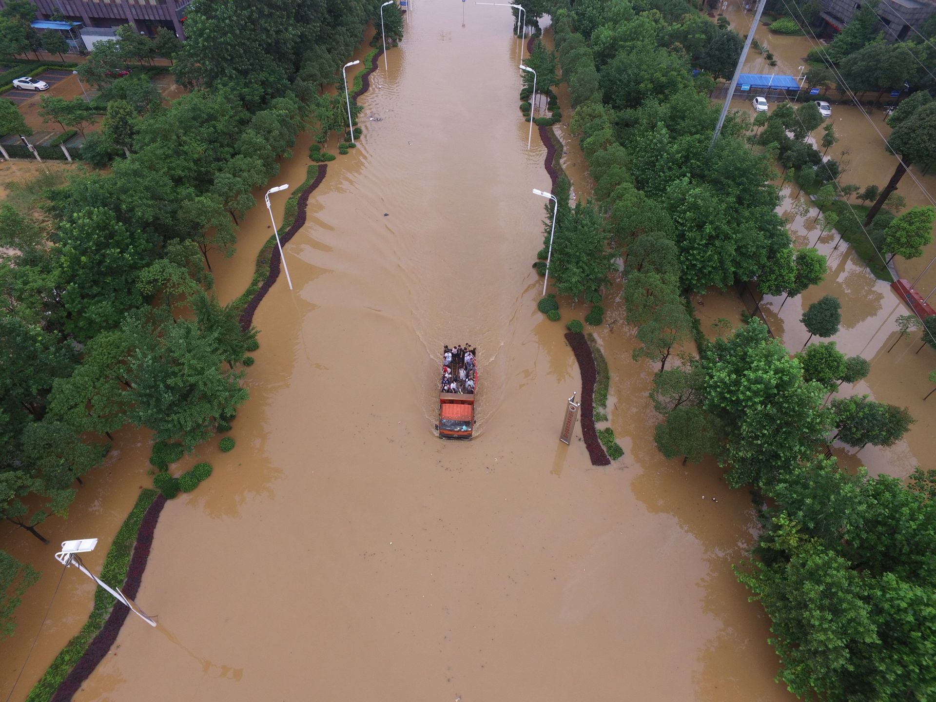 epa05412302 A picture made available on 07 July 2016 shows an aerial view of a flooded street in Wuhan, Hubei province, China, 06 July 2016. Provinces along the Yangtze River are experiencing the biggest flooding in a decade.  EPA/YUAN ZHENG CHINA OUT