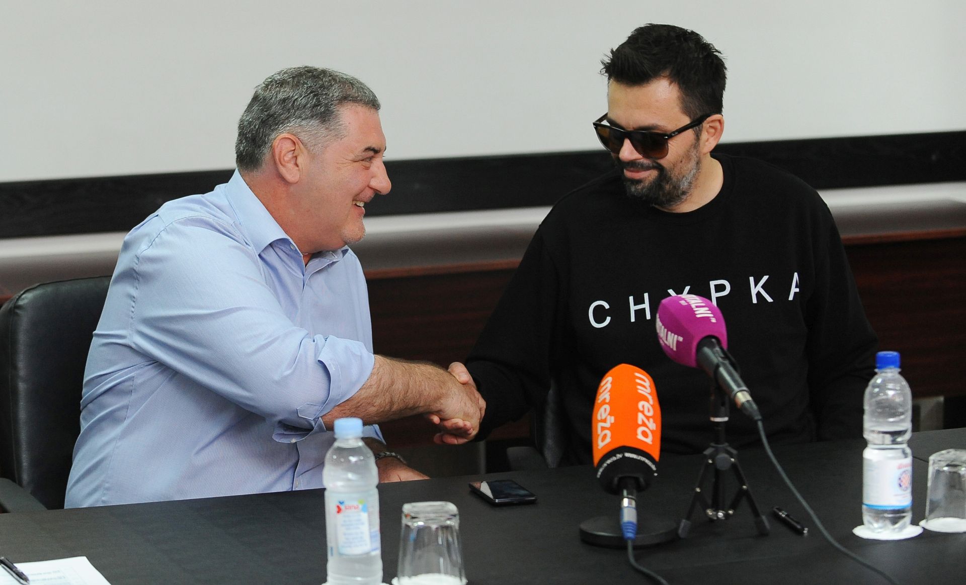 Split, 12.7.2016 - Splitski gradonaèelnik Ivo Baldasar i direktor tvrtke ADRIA MM PRODUKCIJA d.o.o. Nikola Buljeta danas su potpisali Ugovor o sponzorstvu manifestacije Ultra Europe Music Festival 2016. kojim je za Ultra festival izdvojeno dva milijuna kuna od èega najveæi iznos u visini od 1,2 milijuna kuna ide za najam stadiona HNK Hajduk, a ostatak za policiju i vatrogasce, te trokove èiæenja i naposljetku 425 tisuæa kuna za promidbu Grada Splita za vrijeme trajanja festivala. Na slici Ivo Baldasar i Nikola Buljeta.
foto HINA/ Mario STRMOTIÆ/ ua