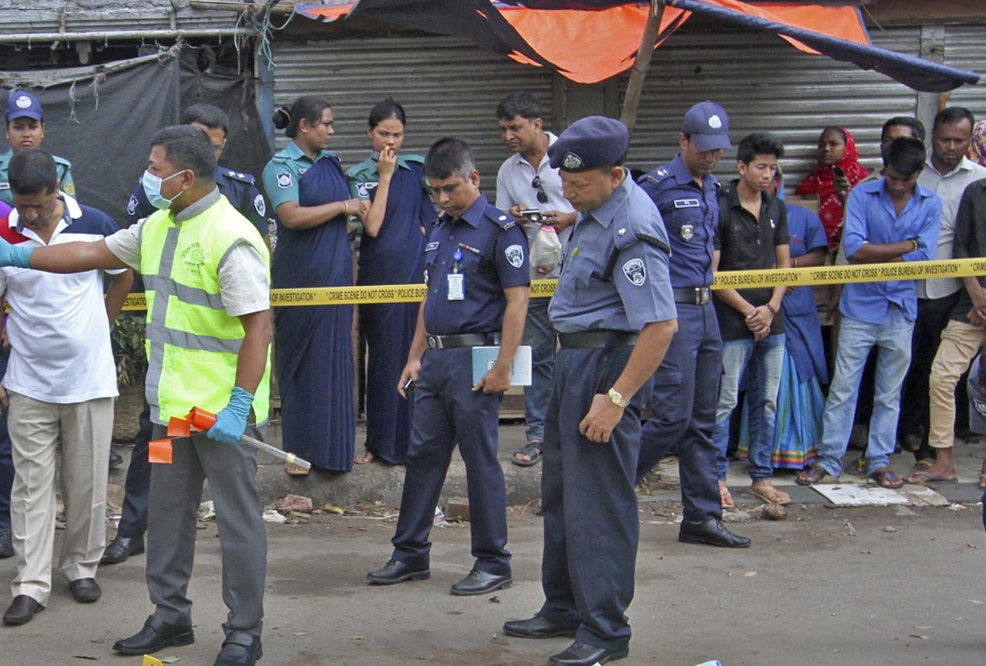 epa05346535 Bangladesh's detective police officers inspect the body of Mahmuda Khanam Mitu, wife of Babul Akter, Superintendent of Police and Deputy Commissioner of Chittagong Metropolitan Police, in Chittagong, Bangladesh, 05 June 2016. Three assailants riding a motorcycle stabbed and shot Mitu, when she was taking her son to school, the police official said quoting locals. Chittagong Metropolitan Police (CMP) Commissioner Iqbal Bahar said, militants might have involved in the killing, as Mitu's husband police officer Babul Akter had led many drives of police against militants including Jamaatul Mujahideen Bangladesh (JMB) in Chittagong.  EPA/STR