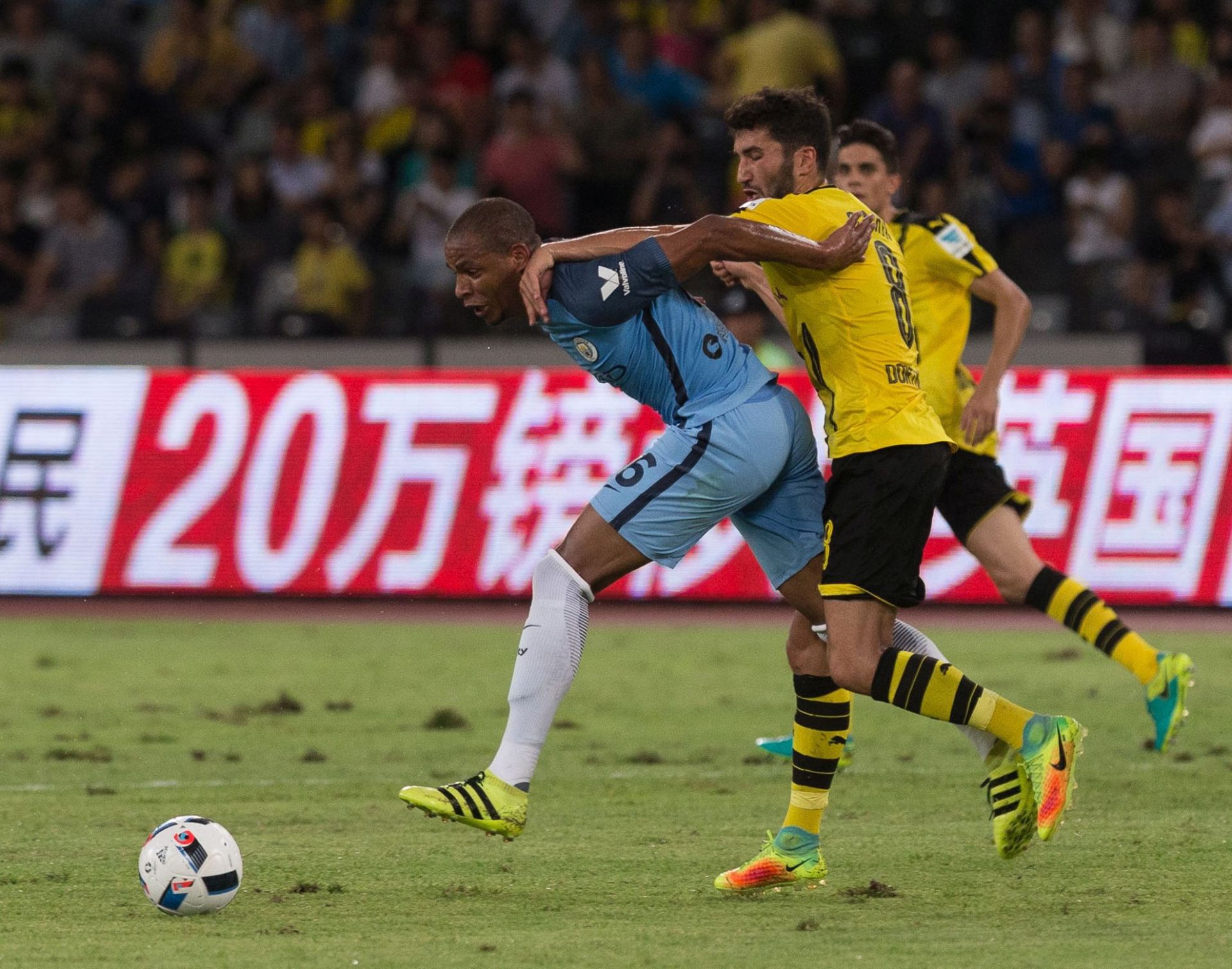 epa05445370 Manchester City's Fernando Reges, (L), in action against Borussia Dortmund's Nuri Sahin during the International Champions Cup match at the Shenzhen Universiade Center in Shenzhen, Guangdong Province, China, 28 July 2016.  EPA/STR