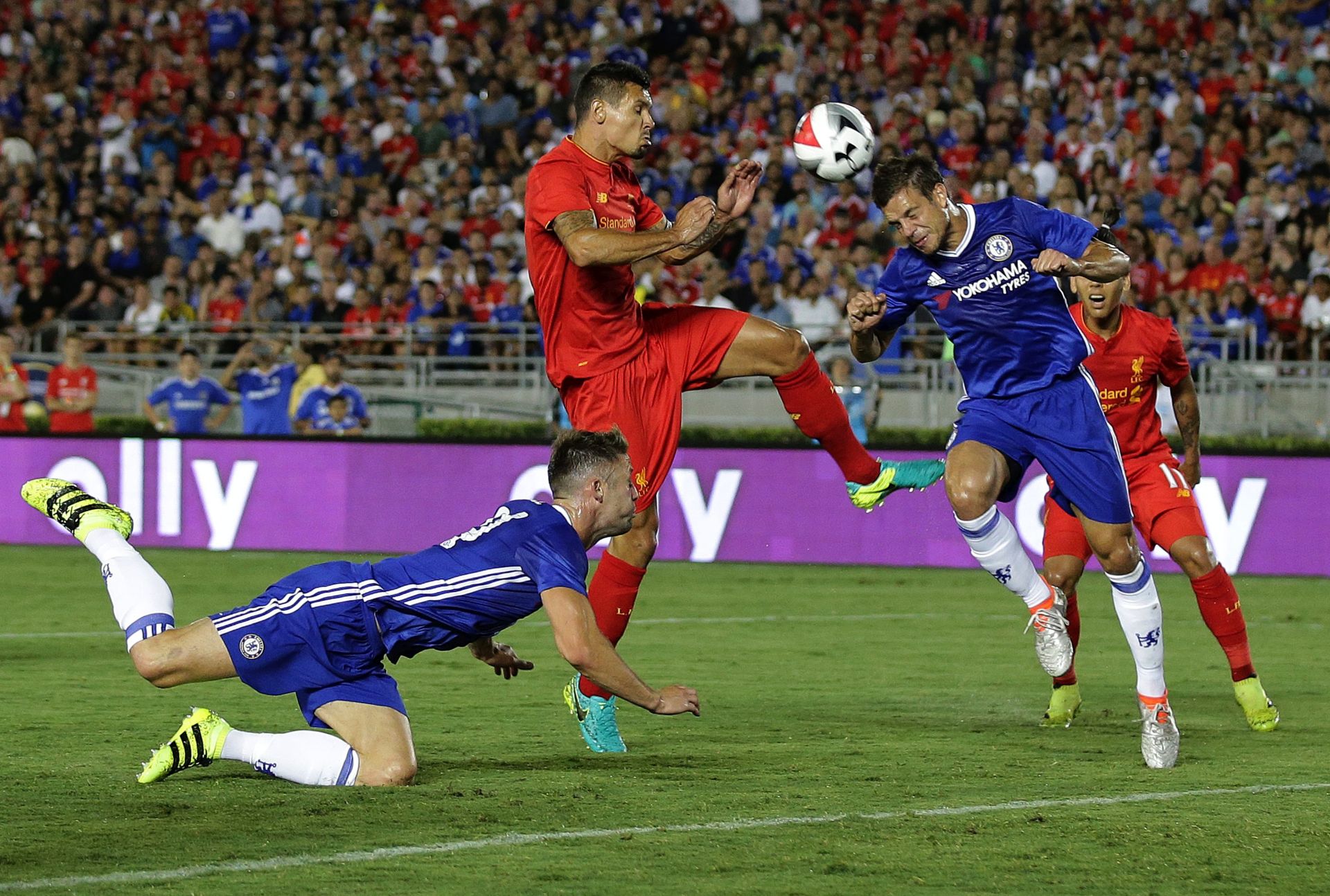 epa05445015 Liverpool defender Dejan Lovren (C) in action against Chelsea defender Gary Cahill (L) and teammate Cesar Azpilicueta (R) in the first half during their International Champions Cup (ICC) match at Rose Bowl Stadium in Pasadena, California, USA, 27 July 2016. Chelsea won 1-0.  EPA/MIKE NELSON