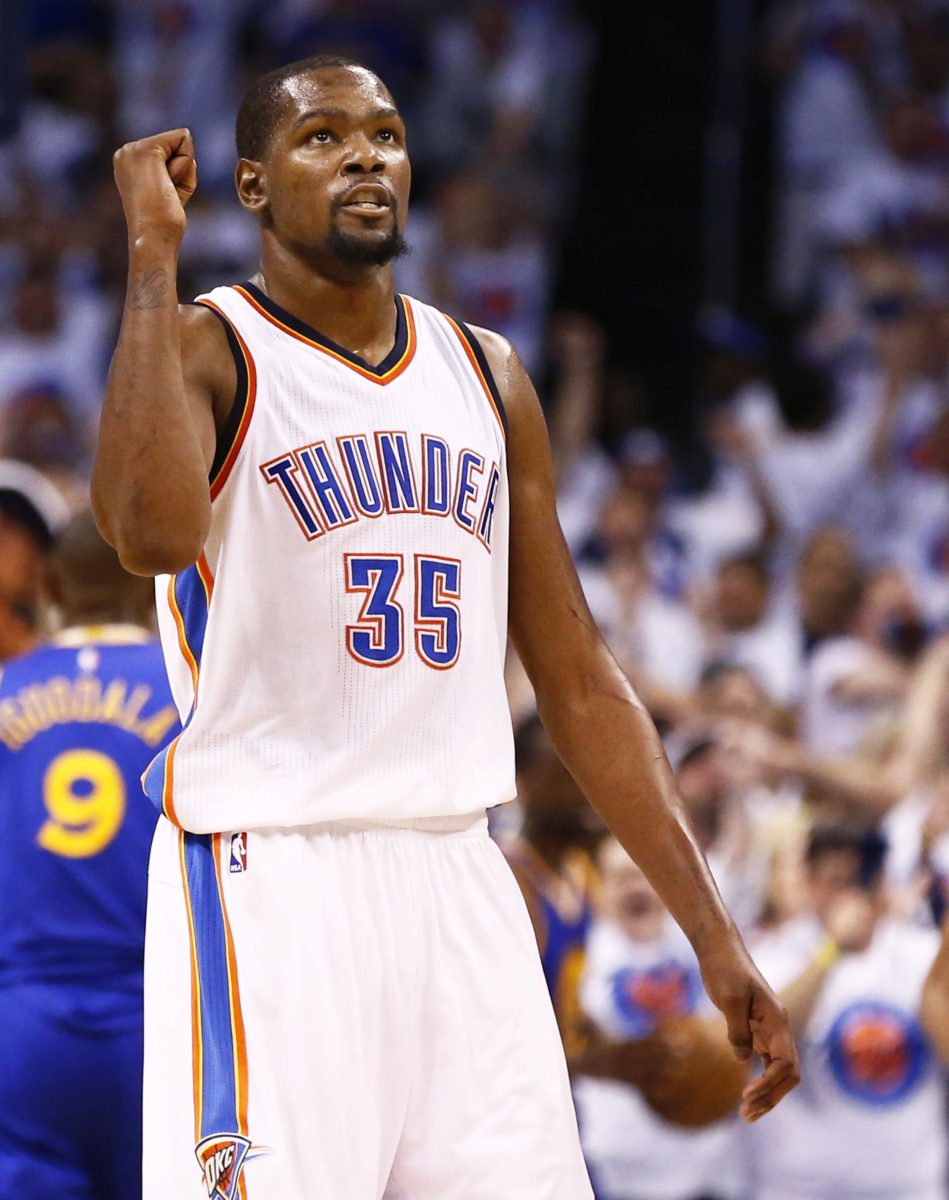 epa05407608 (FILE) A file picture dated 24 May 2016 of Oklahoma City Thunder player Kevin Durant during the NBA Western Conference Finals game four against the Golden State Warriors in Oklahoma City, Oklahoma, USA. Kevin Durant announced on 04 July 2016 that he will join the Golden State Warriors. *** Local Caption *** 52779571  EPA/LARRY W. SMITH CORBIS OUT