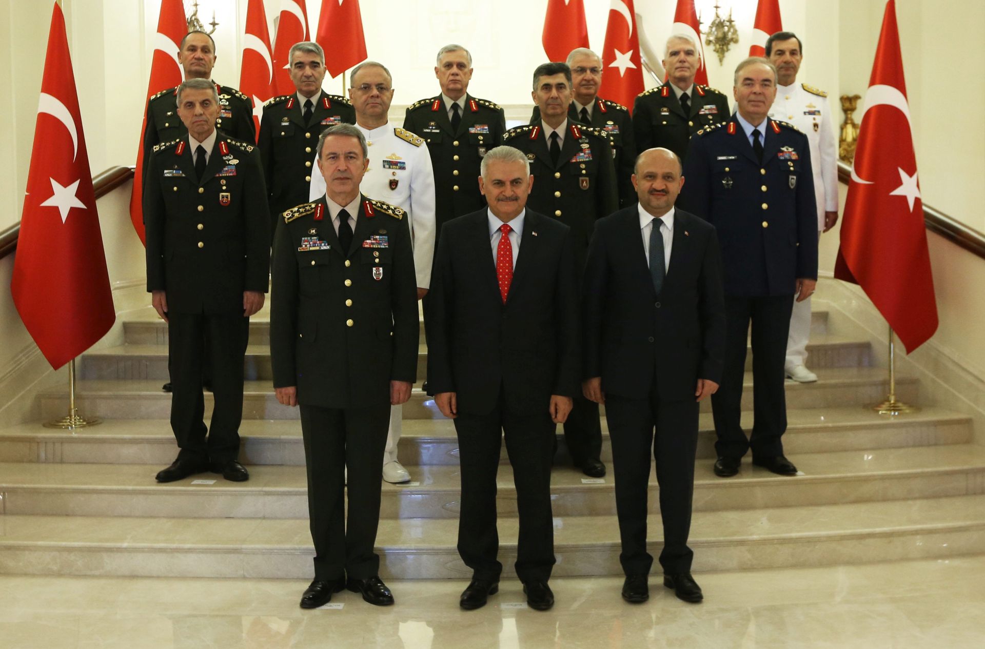 epa05445371 A handout picture provided by Turkish Prime Minister Press office shows Turkish Prime Minister Binali Yildirim (C) and Cheif of Staff General Hulusi Akar (C) and members of the Turkish Suprime Military Council poses after their meeting in Ankara, Turkey, 28 July 2016. Turkish parliament on 21 July formally approved a three-month state of emergency declared by Turkish President Erdogan. The 15 June's failed coup attempt aftermath was followed by the dismissal of 50,000 workers and the arrest of 8,000 people. At least 290 people were killed and almost 1,500 injured amid violent clashes on 15 July as certain military factions attempted to stage a coup d'etat. The UN and various governments and organizations have urged Turkey to uphold the rule of law and to defend human rights.  EPA/TURKISH PRIME MINISTER PRESS OFFICE / HANDOUT  HANDOUT EDITORIAL USE ONLY/NO SALES