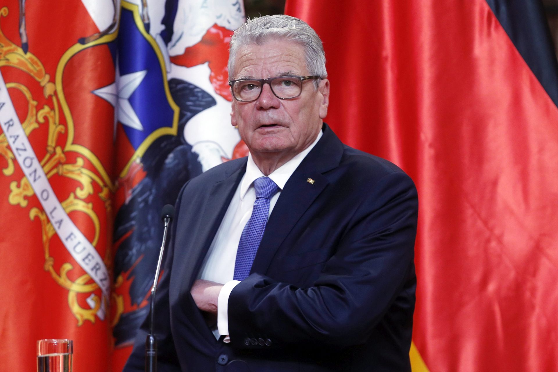 epa05422092 German President, Joachim Gauck, participates in a press conference at La Moneda Palace, in Santiago, Chile, 12 July 2016. Gauck is paying a two day official visit aimed to increase bilateral cooperation and discuss the democracy challenges for both countries, according to official reports.  EPA/MARIO RUIZ