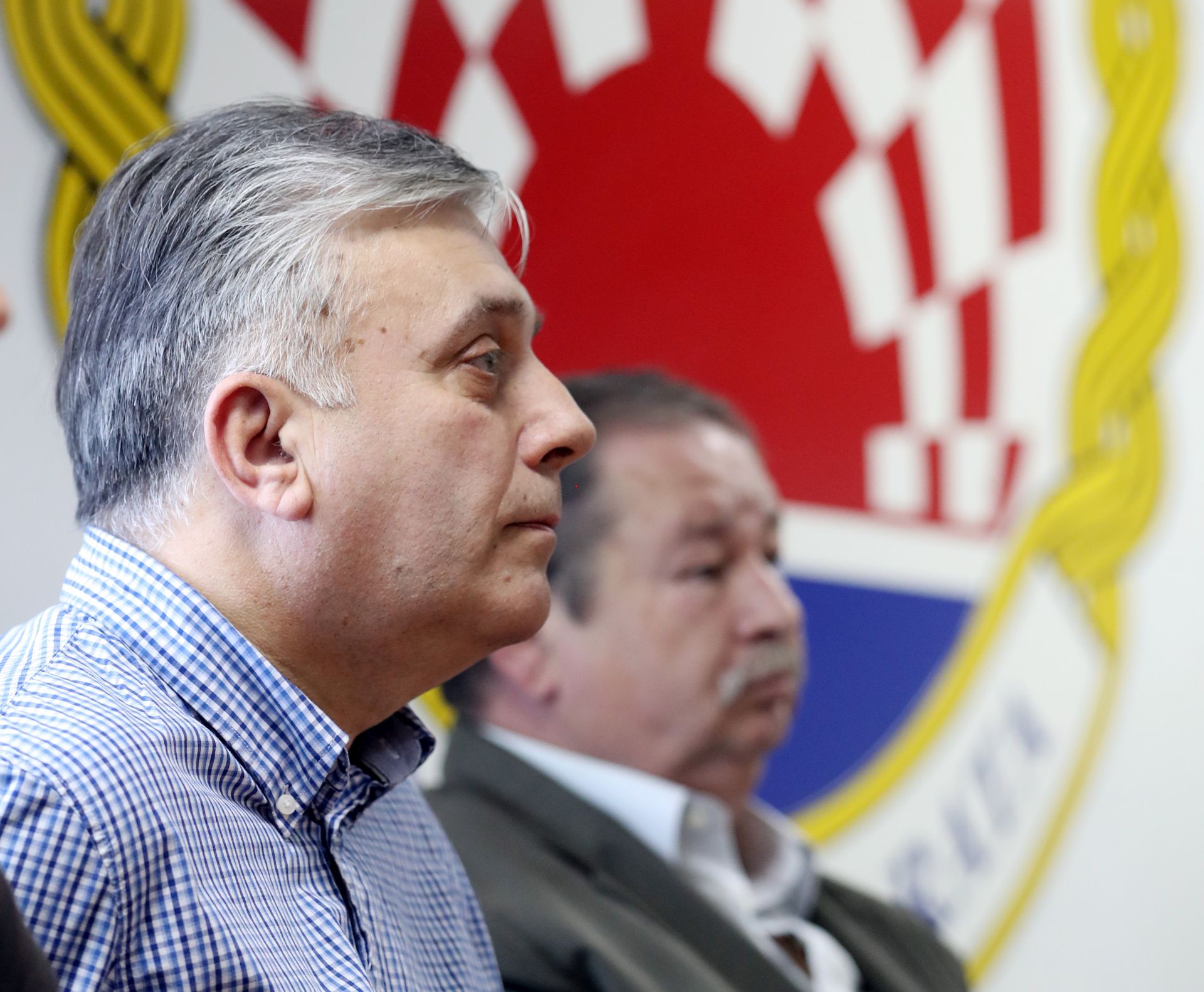 Zagreb, 19.07.2016 - Republièka koordinacija udruga iz Domovinskog rata "Dr. Franjo Tuðman" odrala je tiskovnu konferenciju na temu otvaranja poglavlja 23. i 24. u pregovorima izmeðu Srbije i Europske unije. Na slici Ðuro Glogoki i Ðuro Deèak.
foto HINA/ Damir SENÈAR /ds