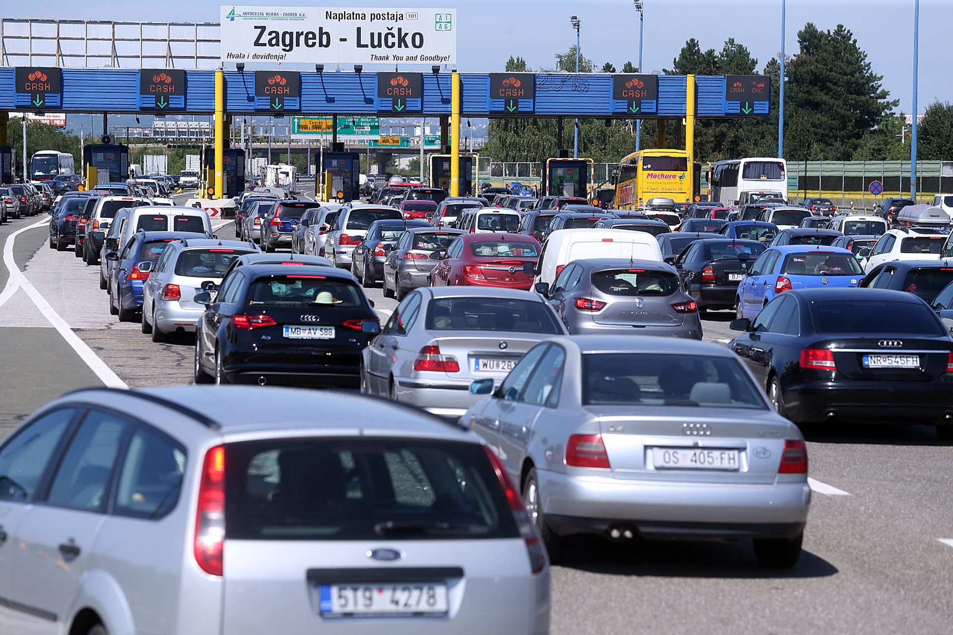 11.07.2015., Zagreb - Na naplatnoj postaji Lucko s pocetkom vikenda i spicom ljetne sezone povecao se broj vozila s turistima koji putuju prema moru i s mora, tako da su tijekom cijelog dana bile zabiljezene guzve sto je prouzrocilo kilometarske kolone. 
Photo: Goran Stanzl/PIXSELL