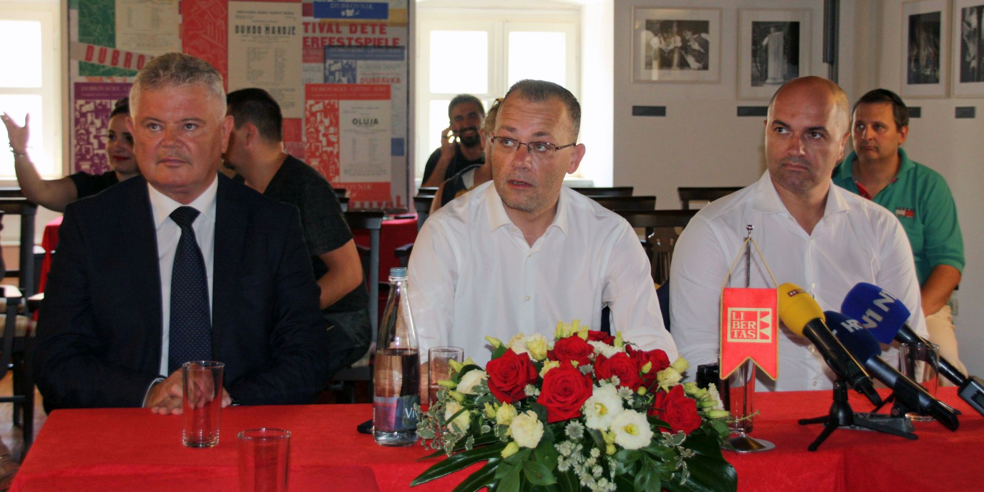 Dubrovnik, 10.7.2016. - Ministar kulture Zlatko Hasanbegoviæ rekao je u nedjelju u Dubrovniku na sjednici Festivalskog vijeæa, kako su Dubrovaèke ljetne igre najveæi i najznaèajniji kulturni festival u Hrvatskoj, te kako æe doprinijeti recepciji Dubrovnika kao iznimnog kulutrnog i turistièkog sredita. Na slici gradonaèelnik Dubrovnika Andro Vlahuiæ, Zlatko Hasanbegoviæ i zamjenik upana dubrovaèko-neretvanskog Davorko Obuljen.
foto HINA/ Nika MILETIÆ/ ua