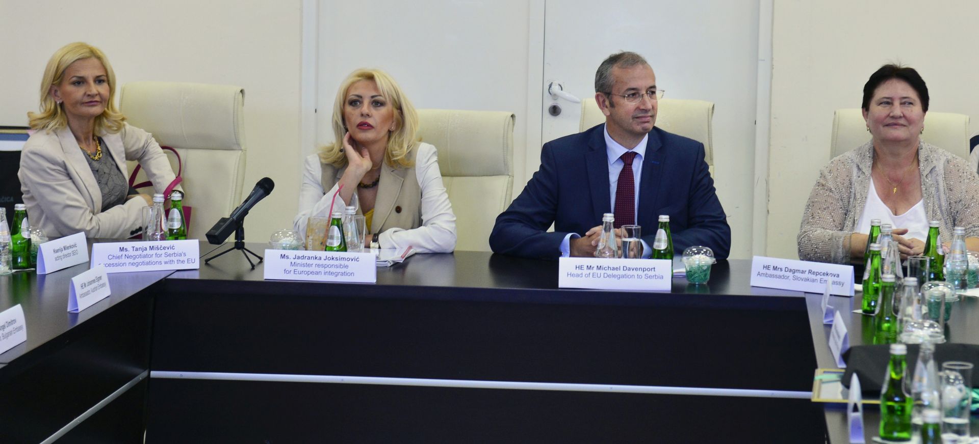 Beograd/Kovaèica, 7.7.2016. - Srbijanska ministrica zaduena za europske integracije Jadranka Joksimoviæ rekla je u èetvrtak kako oèekuje da bi meðuvladina konferencija, na kojoj Srbija treba otvoriti pregovaraèka poglavlja 23 i 24, mogla biti odrana 18. srpnja. Joksimoviæ je u èetvrtak u selu Kovaèici nazoèila skupu u povodom slovaèkog preuzimanja predsjedanja Unijom, zajedno s veleposlanicima drava èlanica EU, efom Delegacije EU u Srbiji Michaelom Davenportom, te voditeljicom srbijanskog pregovaraèkog tima Tanjom Mièeviæ. Na slici Tanja Mièeviæ, Jadranka Joksimoviæ, Michael Davenport i veleposlanica Slovaèke u Srbiji Dagmar Repèekova. 
foto HINA/ TANJUG/ RADE PRELIC/ ua