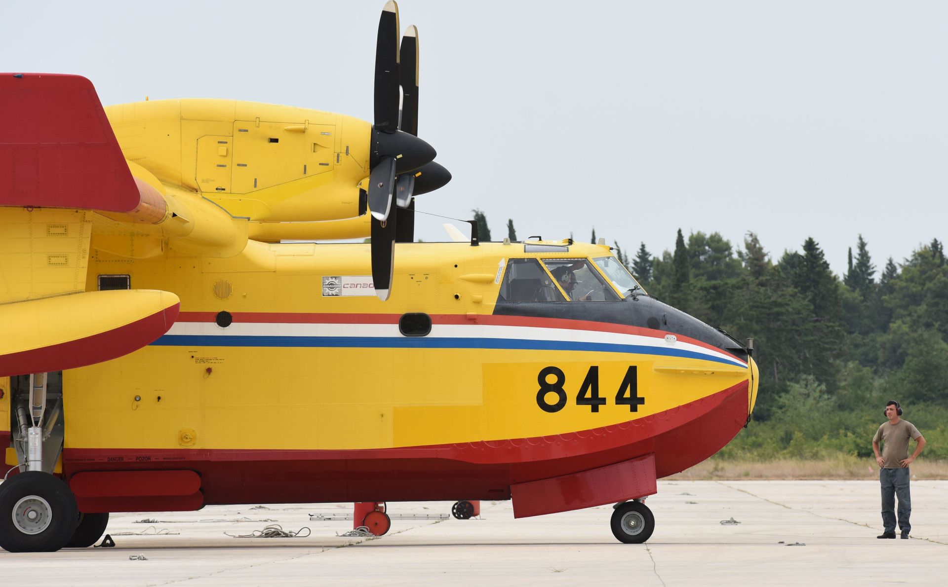 24.07.2015., Zadar - Ministar obrane Ante Kotromanovic posjetio je protupozarnu eskadrilu Zracne baze Zemunik koja proteklih nekoliko dana ima pune ruke posla. 
Photo: Dino Stanin/PIXSELL