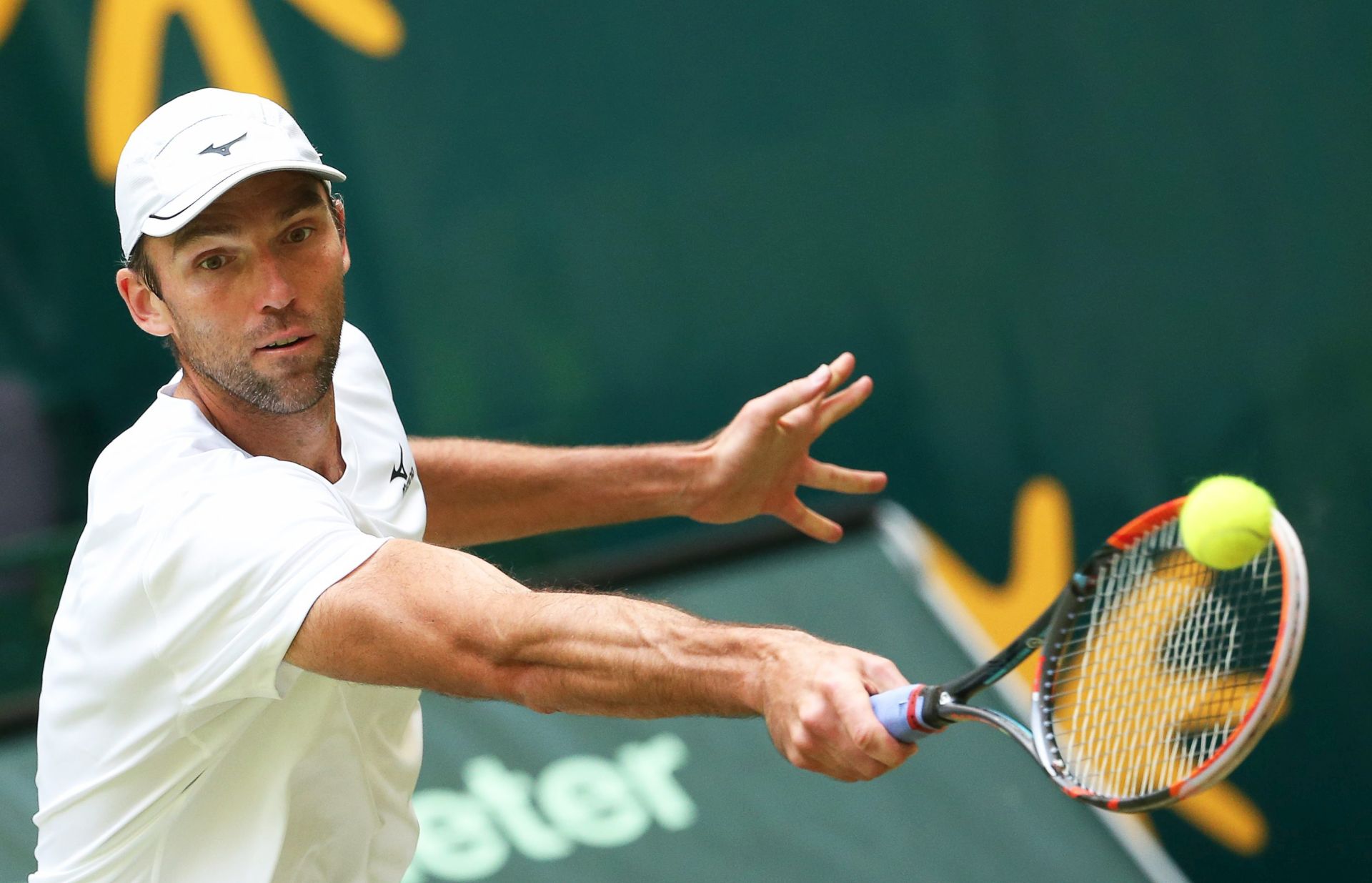 epa05369047 Ivo Karlovic of Croatia in action against Philipp Kohlschreiber of Germany during their second round match at the ATP tennis tournament in Halle, Westfalen, Germany, 16 June 2016.  EPA/FRISO GENTSCH