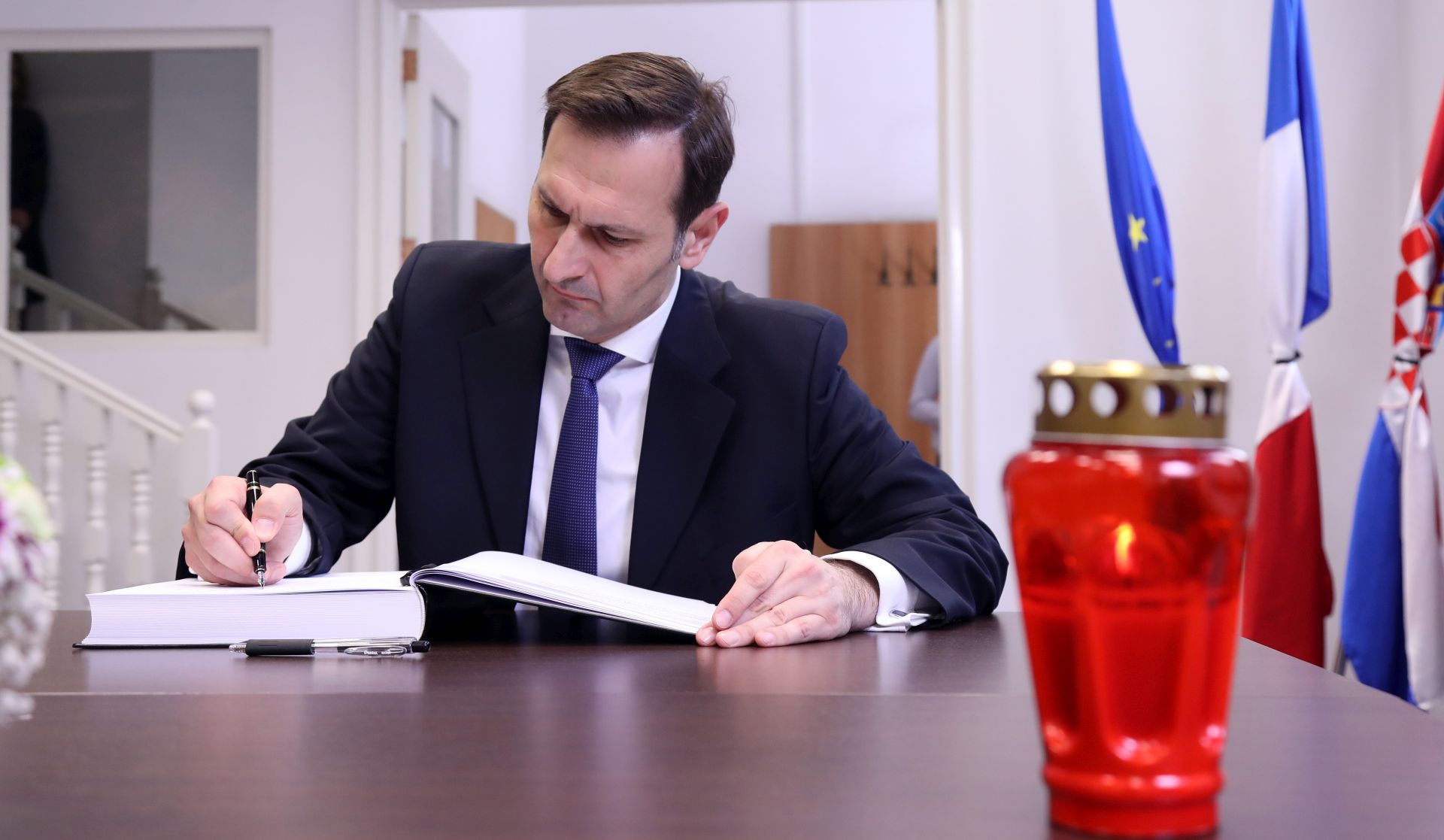 Zagreb, 17.07.2016 - Ministar vanjskih i europskih poslova Miro Kovaè upisao se u knjigu alosti koja je otvorena povodom teroristièkog napada u Francuskoj u Veleposlanstvu Francuske Republike u Zagrebu.
foto HINA/ Damir SENÈAR /ds