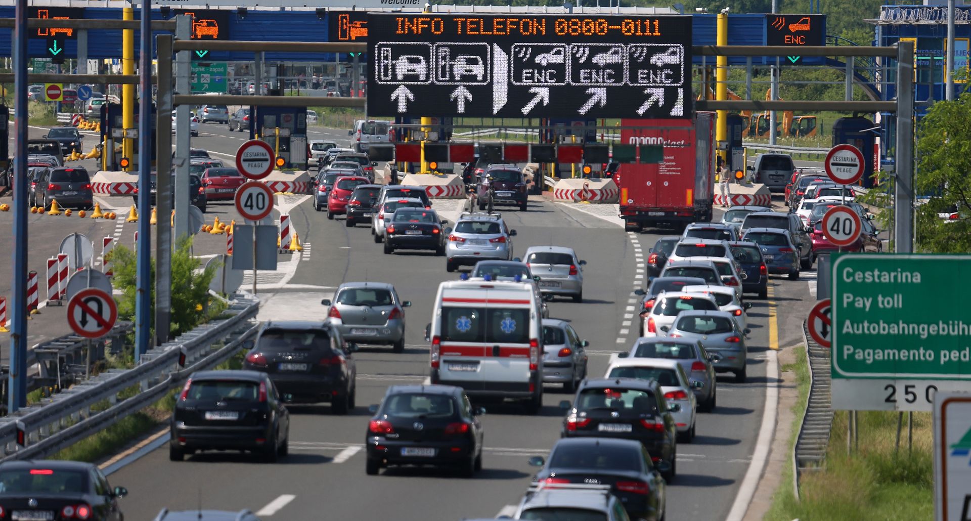 26.05.2016., Zagreb - Pojacan promet na naplatnim kuicama Lucko u smjeru mora.
Photo: Borna Filic/PIXSELL
