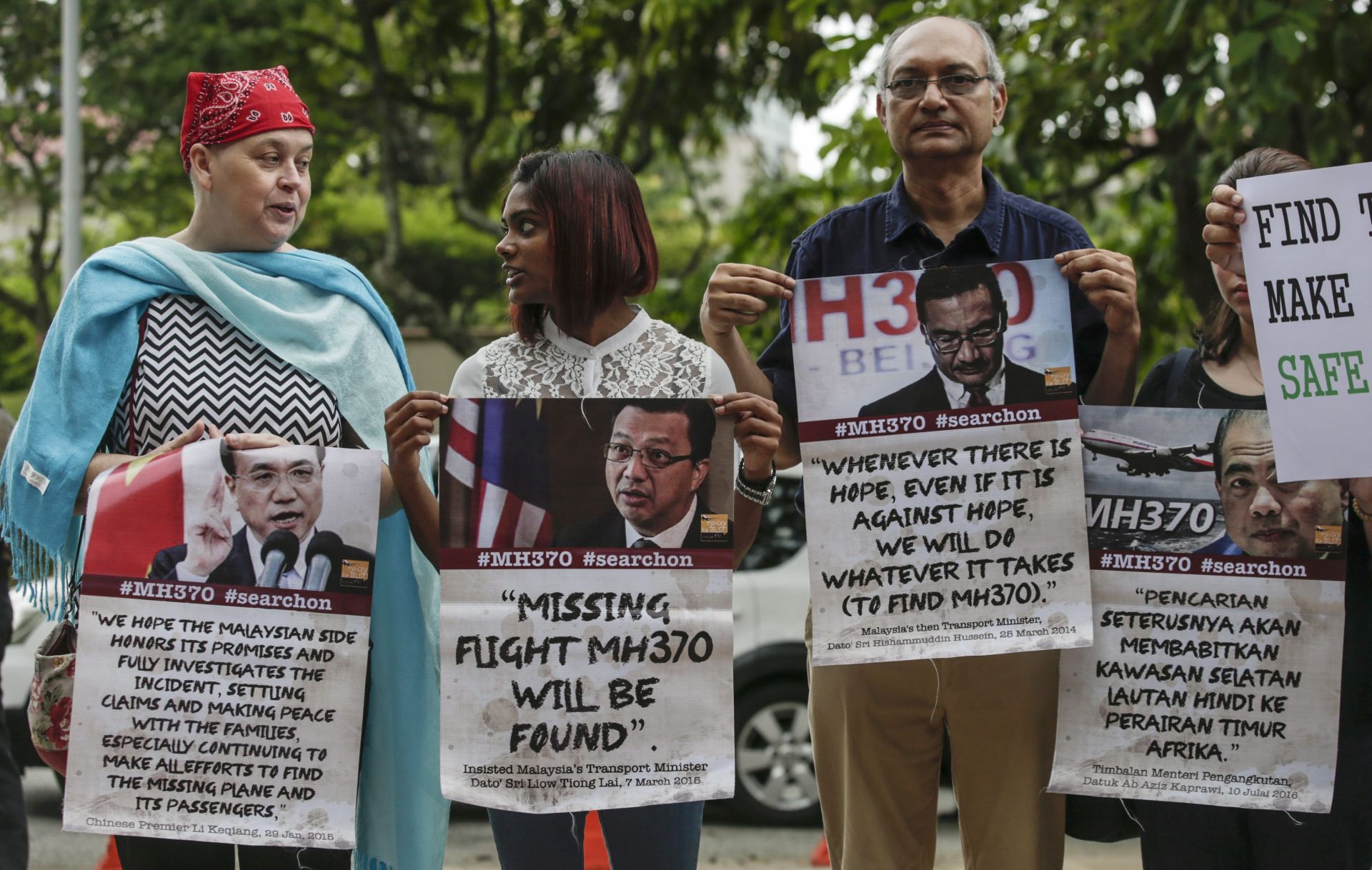 epa05436311 Family members of Malaysia Airlines MH370 pasengers hold placards after a joint press conference on MH370 after a Ministerial Tripartite Meeting at the Prime Minister Office in Putrajaya, outside Kuala Lumpur, Malaysia, 22 July 2016. The search for the missing Malaysia Airlines flight MH370 will be suspended upon completion of the 120,000 square kilometre search area.  Flght MH370 dissapeared when flying from Kuala Lumpur to Beijing, and had 239 passengers and crew on board on 08 March 2014.  EPA/FAZRY ISMAIL