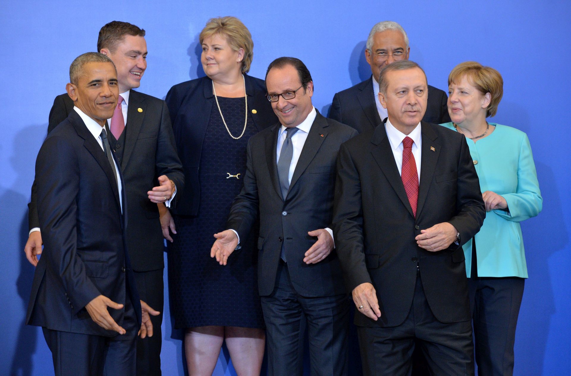 epaselect epa05416018 (L-R) US President Barack Obama, Estonian Prime Minister Taavi Roivas, Norway's Prime Minister Erna Solberg, French President Francois Hollande, Portugeese Prime Minister Antonio Costa, Turkish President Recep Tayyip Erdogan and German Chancellor Angela Merkel pose for a group photo during the NATO Head of States and Governments official dinner at the Presidential Palace as a part of the NATO Summit in Warsaw, Poland, 08 July 2016. The North Atlantic Treaty Organization (NATO) Warsaw Summit which is expected to decide about military reinforcements on NATO territory in Central-East Europe takes place on 08 and 09 July. About 2,000 delegates, including 18 state heads, 21 prime ministers, 41 foreign ministers and 39 defence ministers will take part in the Summit.  EPA/JACEK TURCZYK POLAND OUT