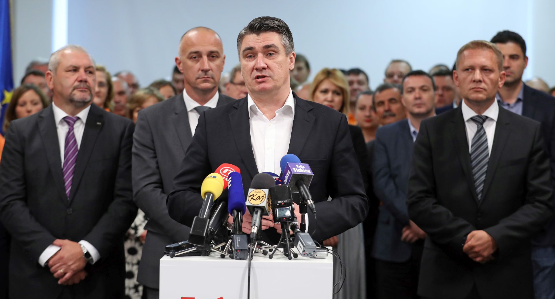 Zabok, 16.07.2016 - Èelni ljudi stranaka udruenih u Narodnu koaliciju potpisali su u subotu u Zaboku sporazum o zajednièkom izlasku na predstojeæe izvanredne parlamentarne izbore. Sporazum su potpisali SDP-ov predsjednik Zoran Milanoviæ, èelnik HNS-a Ivan Vrdoljak, prvi èovjek HSS-a Kreimir Beljak te predsjednik HSU-a Silvano Hrelja.
foto HINA/ Damir SENÈAR /ds