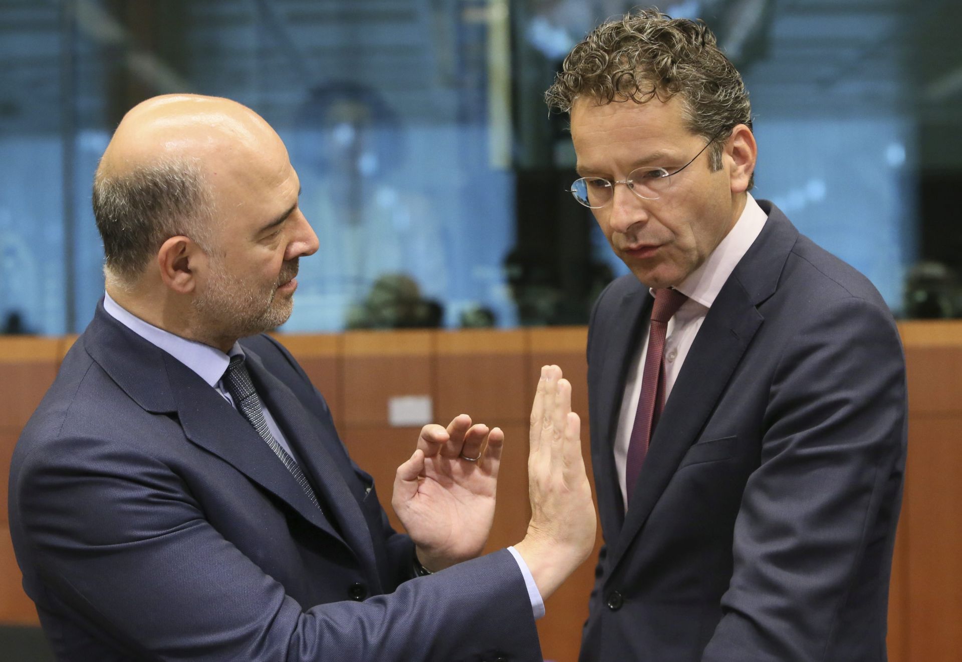 epa05420704 European Commissioner in charge of Economic and Financial Affairs, Pierre Moscovici  (L) and Dutch President of Eurogroup Jeroen Dijsselbloem (R) during Eurogroup finance ministers meeting in Brussels, Belgium, 11 July 2016.  EPA/OLIVIER HOSLET