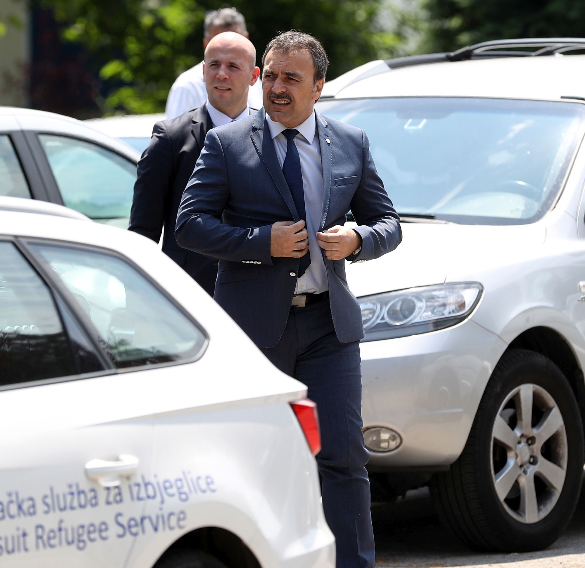Zagreb, 1.7.2016. - Prvu skupinu migranata koji su iz Italije stigli u Prihvatilite za traitelje azila Porin doèekao je ministar unutarnjih poslova Vlaho Orepiæ.
foto HINA/ Damir SENÈAR/ ds