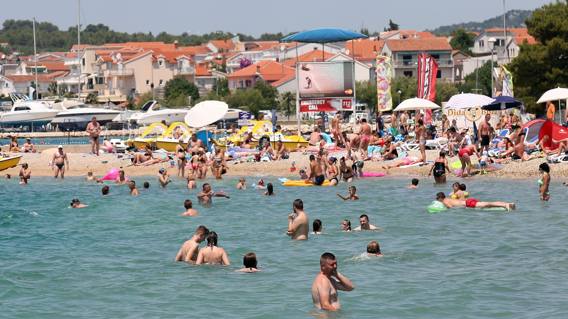 09.07.2016., Vodice - Vodicke plaze prepune su turista, kupaca .Na plazi se trazi slobodno mjesto a situacija nije bolja ni u moru. 
Photo: Dusko Jaramaz/PIXSELL