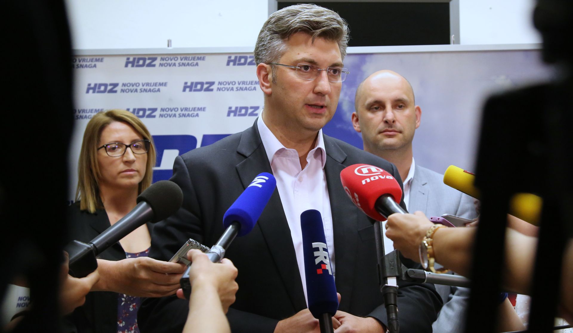 Zagreb, 11.07.2016. - Izjava za medije Andreja Plenkoviæa nakon sjednice Predsjednitva HDZ-a. Na fotografiji Ivana Maletiæ, Andrej Plenkoviæ, Tomislav Toluiæ. foto HINA/ Lana SLIVAR DOMINIÆ/ lsd